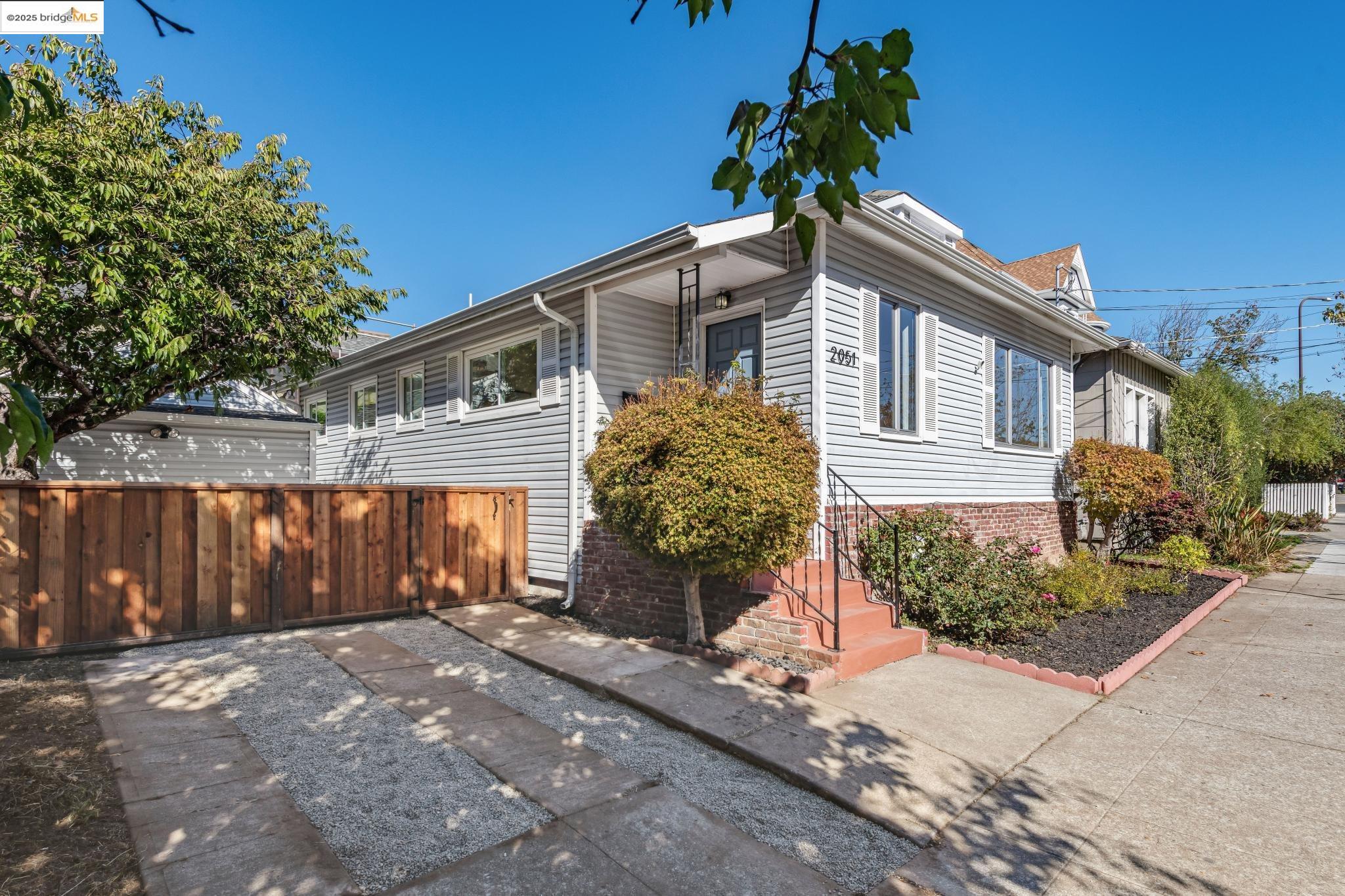 Detail Gallery Image 4 of 35 For 2051 Oregon St, Berkeley,  CA 94703 - 2 Beds | 1 Baths