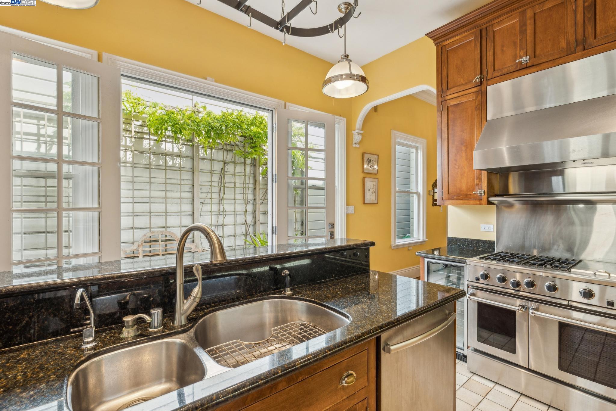 Detail Gallery Image 4 of 44 For 2070 Bush St, San Francisco,  CA 94115 - 3 Beds | 2/1 Baths