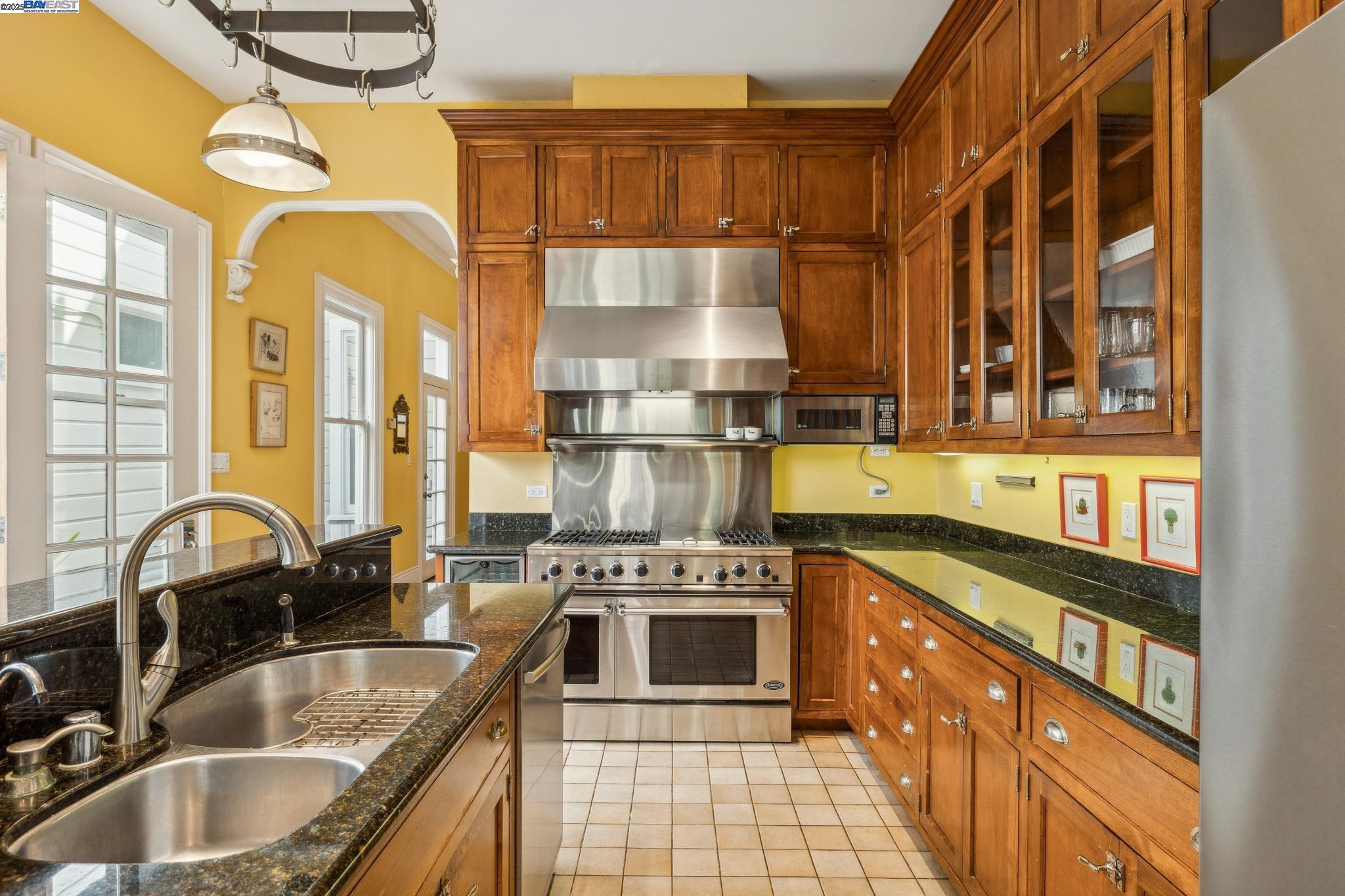 Detail Gallery Image 5 of 46 For 2070 Bush St, San Francisco,  CA 94115 - 3 Beds | 2/1 Baths