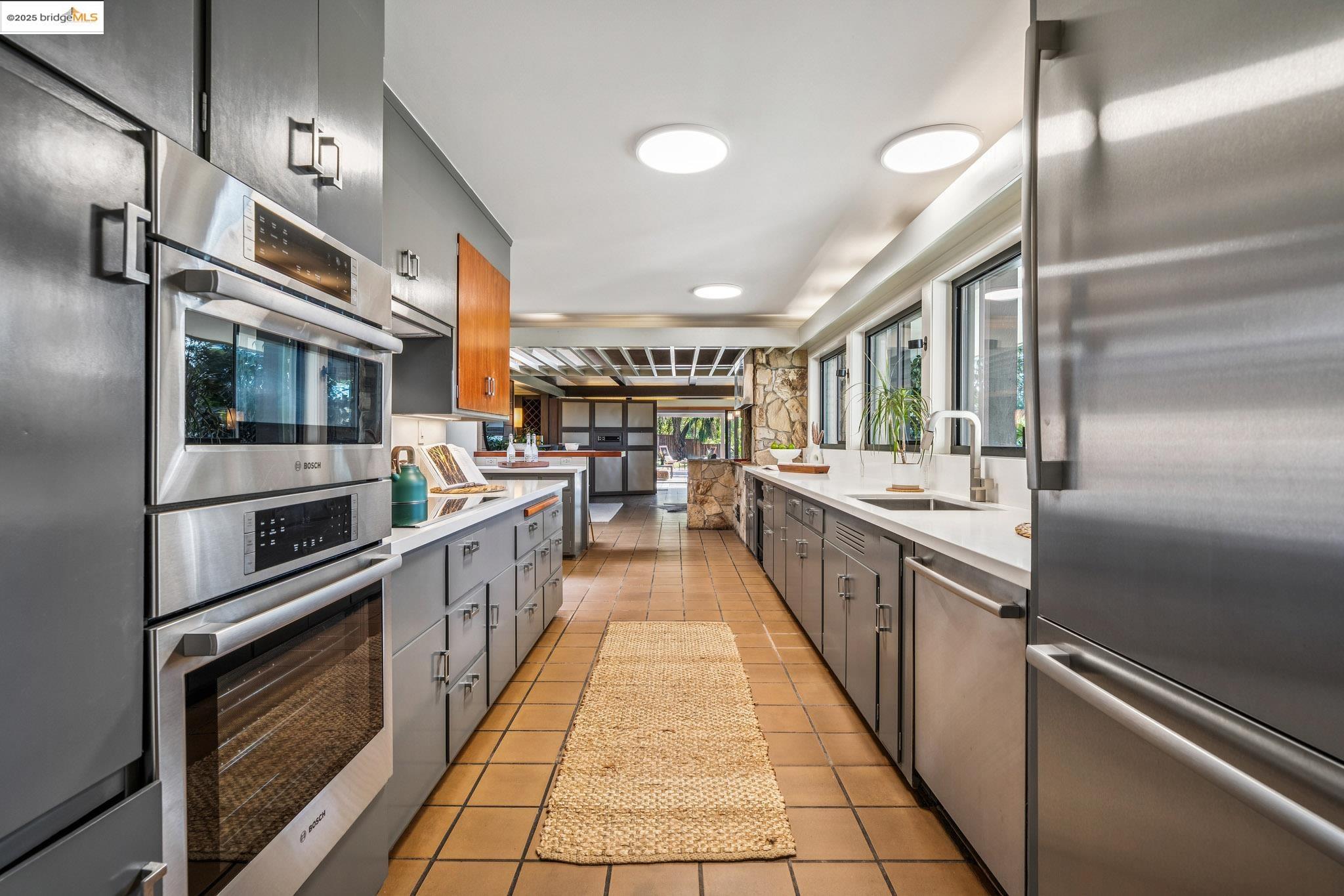 Detail Gallery Image 15 of 40 For 9034 Mcgurrin Rd, Oakland,  CA 94605 - 4 Beds | 3/1 Baths