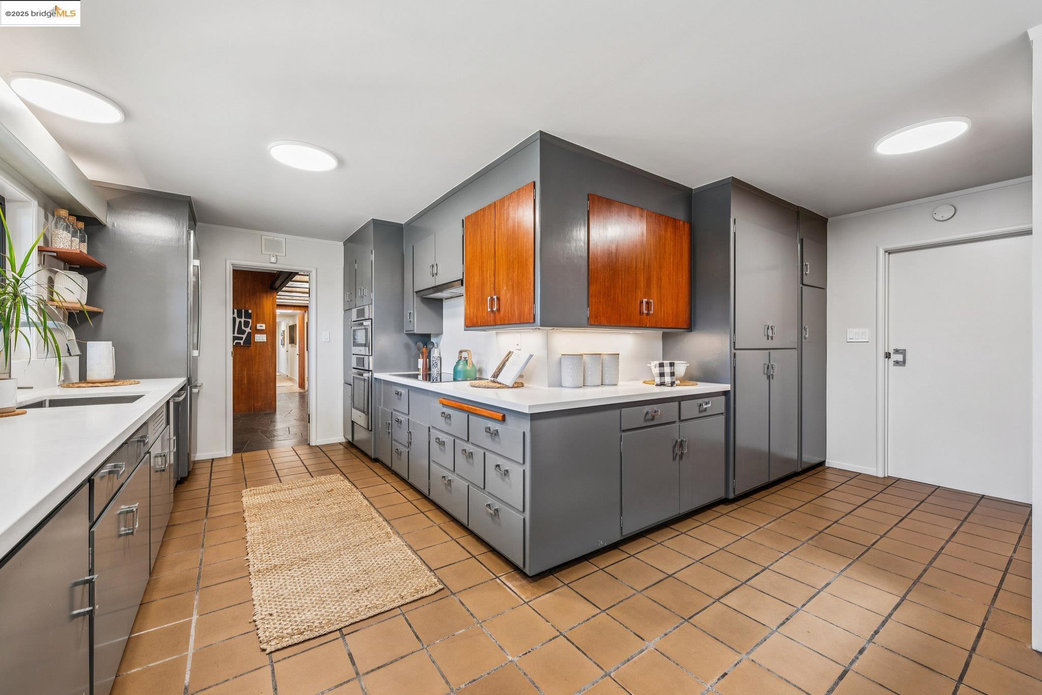 Detail Gallery Image 16 of 40 For 9034 Mcgurrin Rd, Oakland,  CA 94605 - 4 Beds | 3/1 Baths