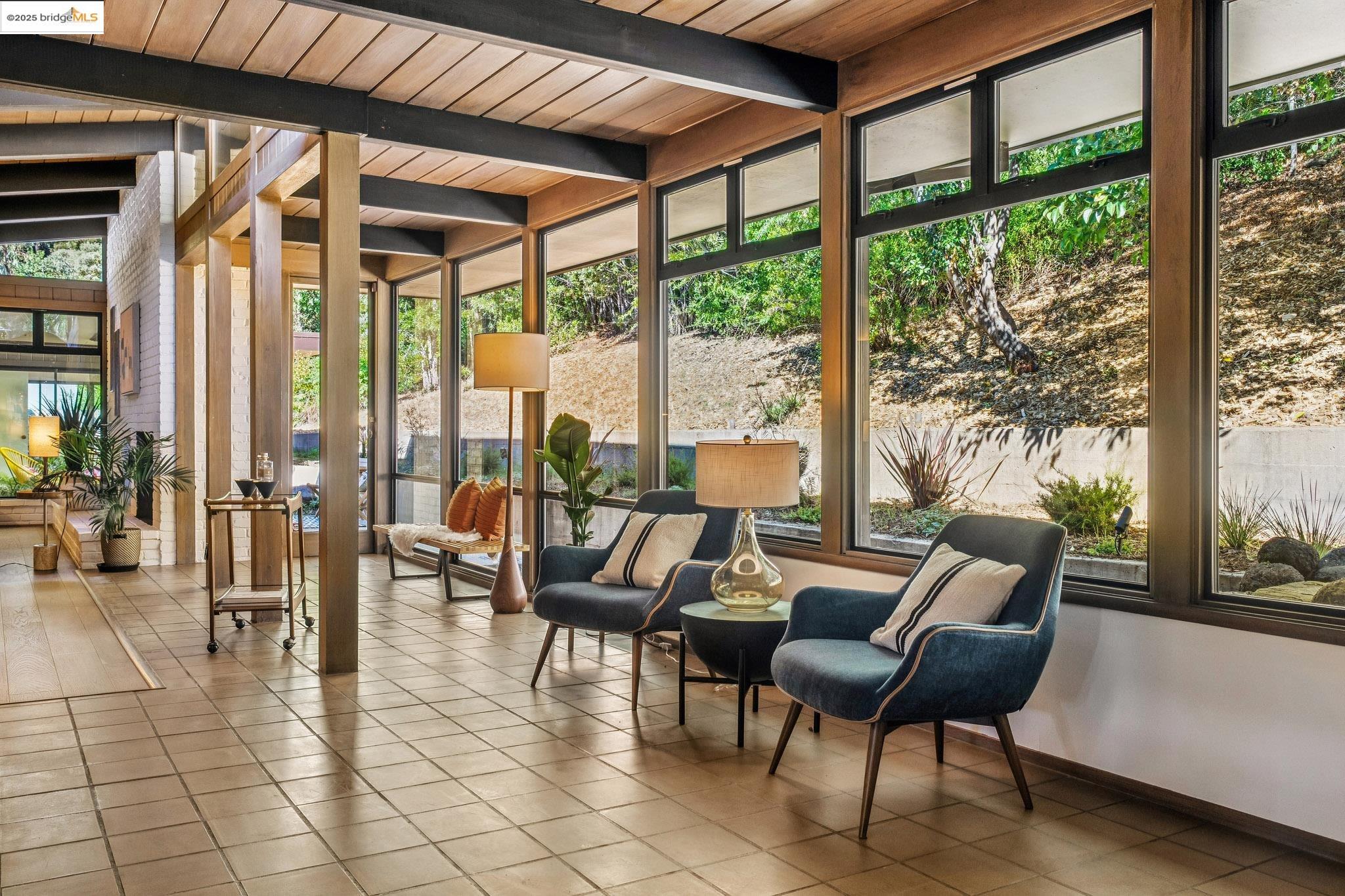 Detail Gallery Image 9 of 40 For 9034 Mcgurrin Rd, Oakland,  CA 94605 - 4 Beds | 3/1 Baths