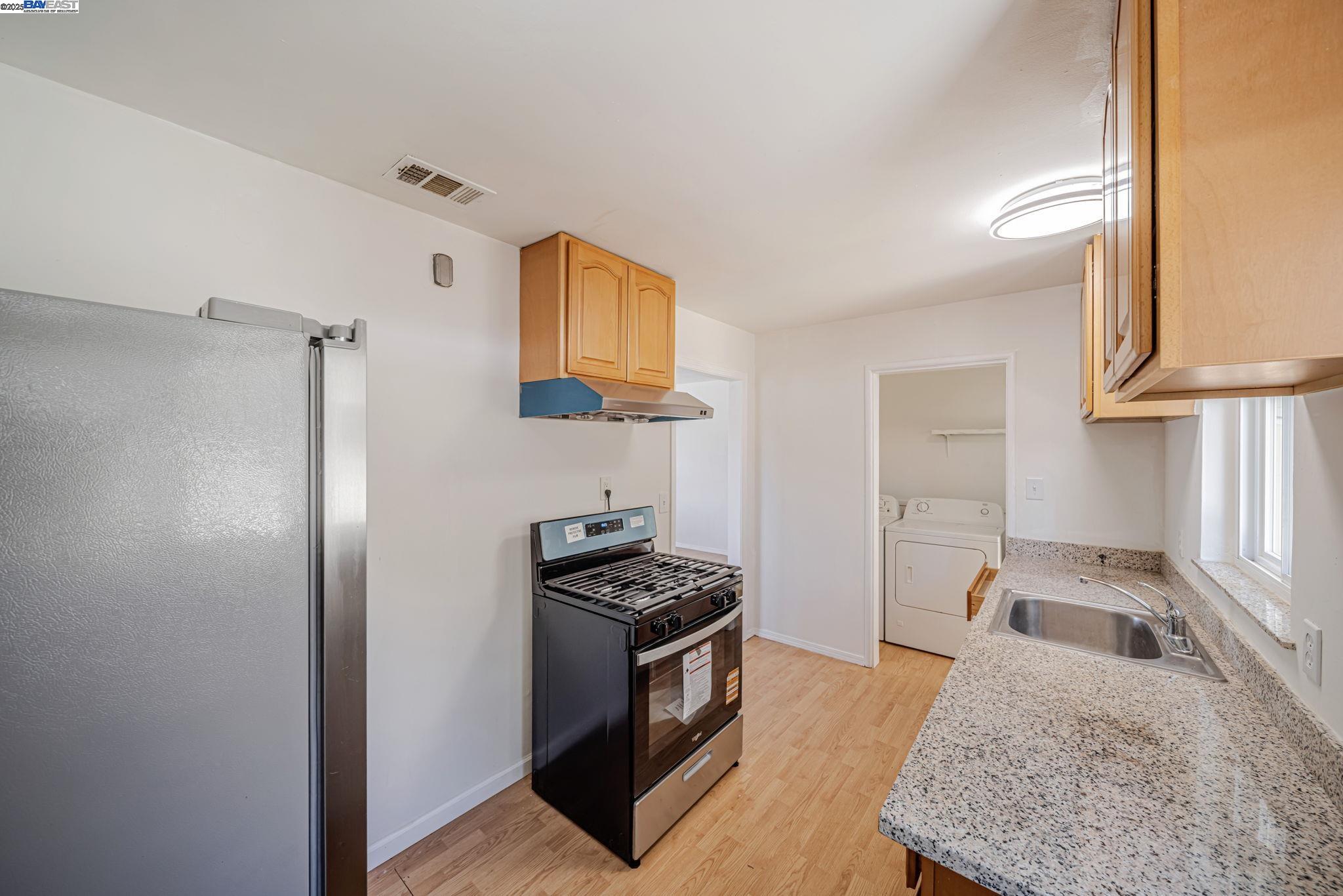 Detail Gallery Image 13 of 39 For 2056 Elm St, Livermore,  CA 94551 - 3 Beds | 2 Baths