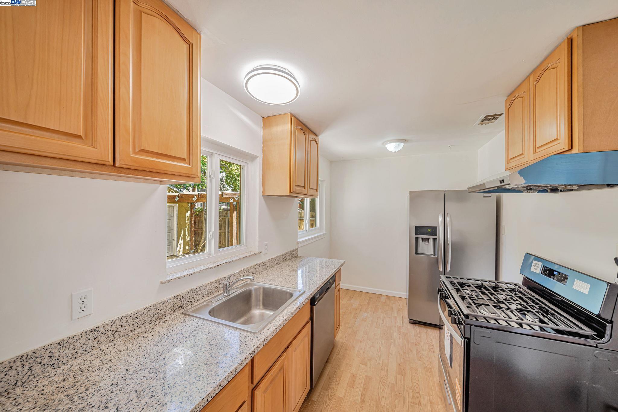 Detail Gallery Image 15 of 39 For 2056 Elm St, Livermore,  CA 94551 - 3 Beds | 2 Baths