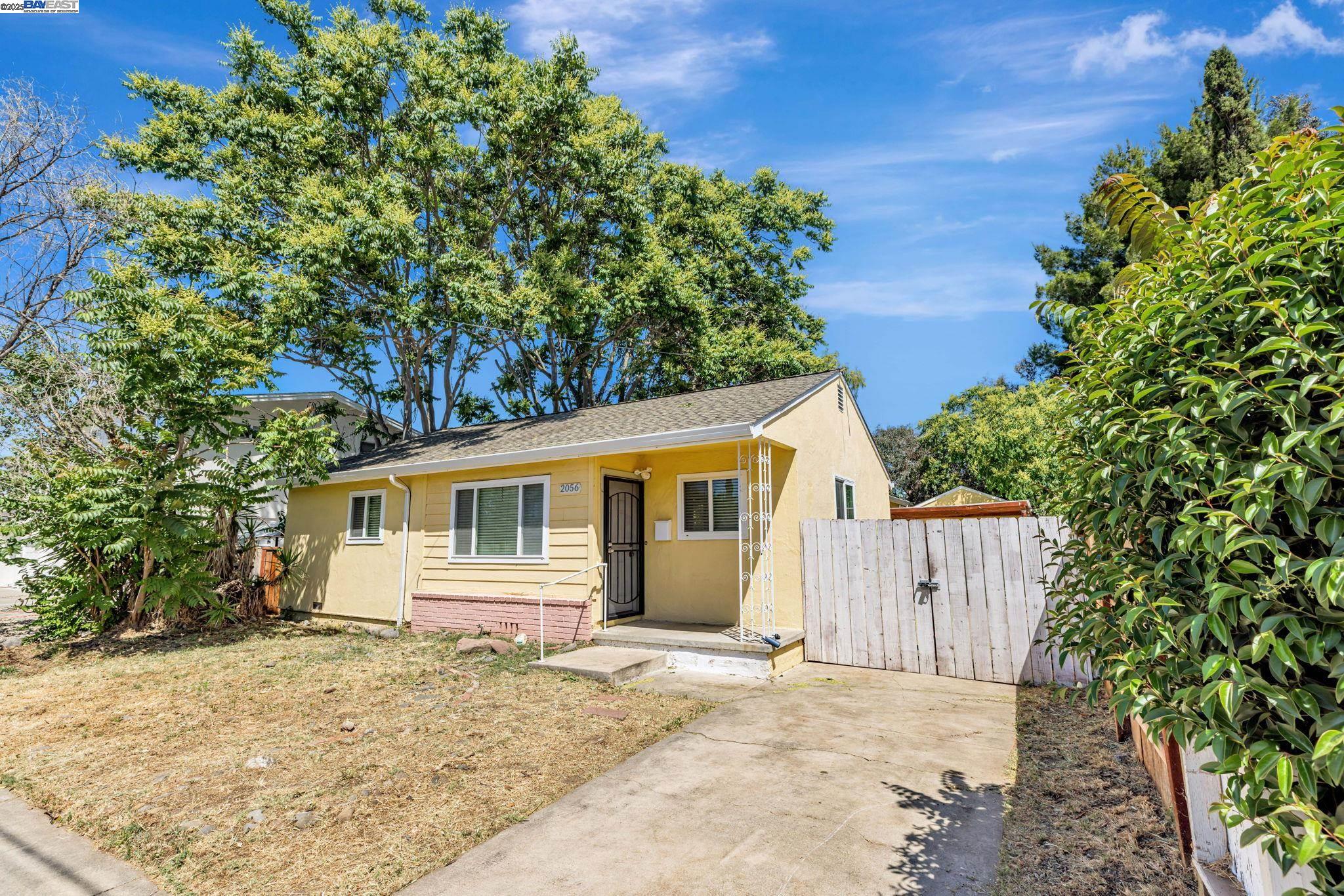 Detail Gallery Image 3 of 39 For 2056 Elm St, Livermore,  CA 94551 - 3 Beds | 2 Baths