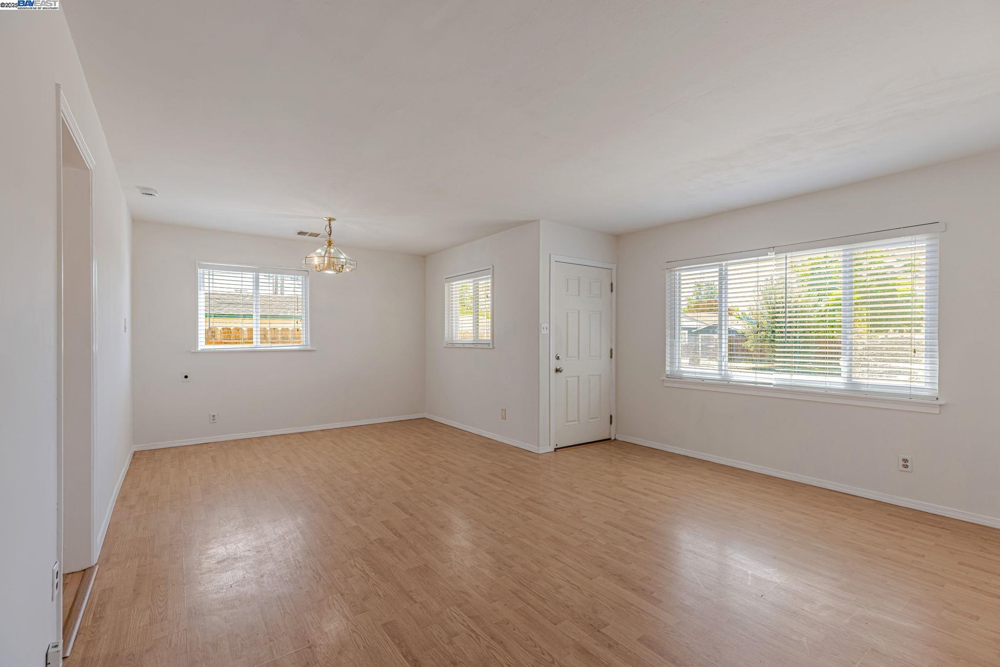 Detail Gallery Image 6 of 39 For 2056 Elm St, Livermore,  CA 94551 - 3 Beds | 2 Baths