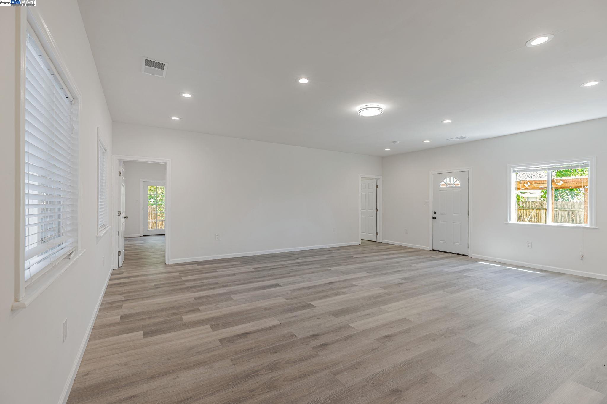 Detail Gallery Image 8 of 39 For 2056 Elm St, Livermore,  CA 94551 - 3 Beds | 2 Baths