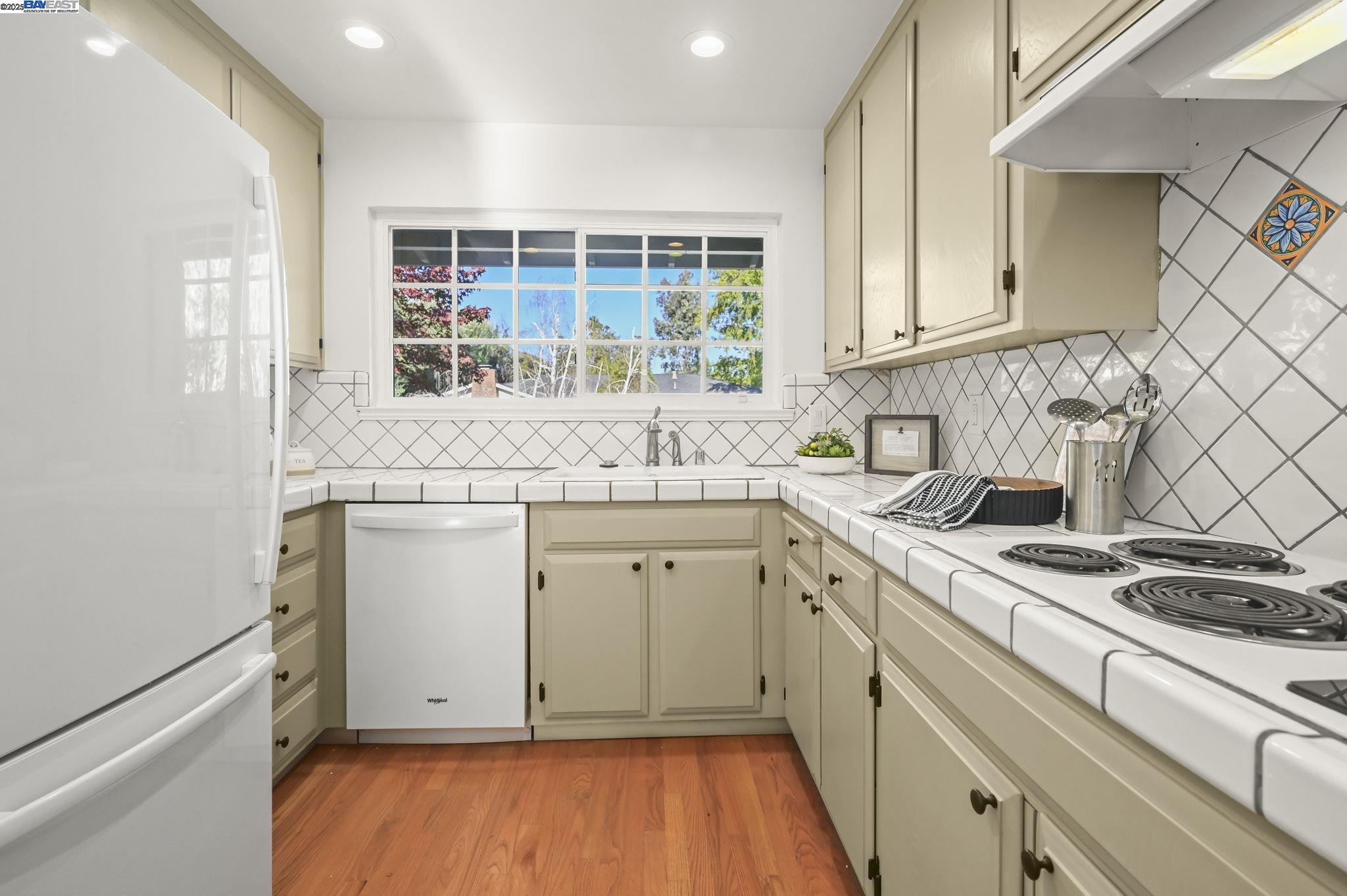 Detail Gallery Image 14 of 34 For 1732 Elmhurst Lane, Concord,  CA 94521 - 4 Beds | 2 Baths