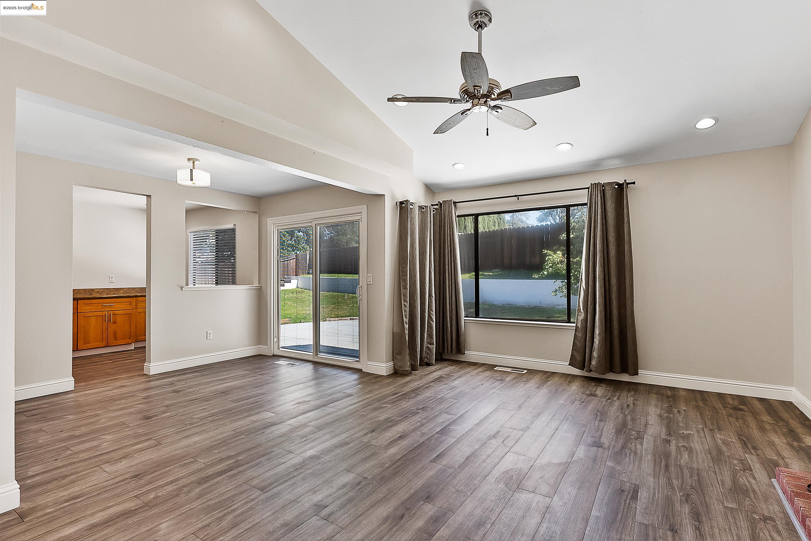 Detail Gallery Image 4 of 26 For 2245 Pinenut Ct, Antioch,  CA 94509 - 3 Beds | 2/1 Baths