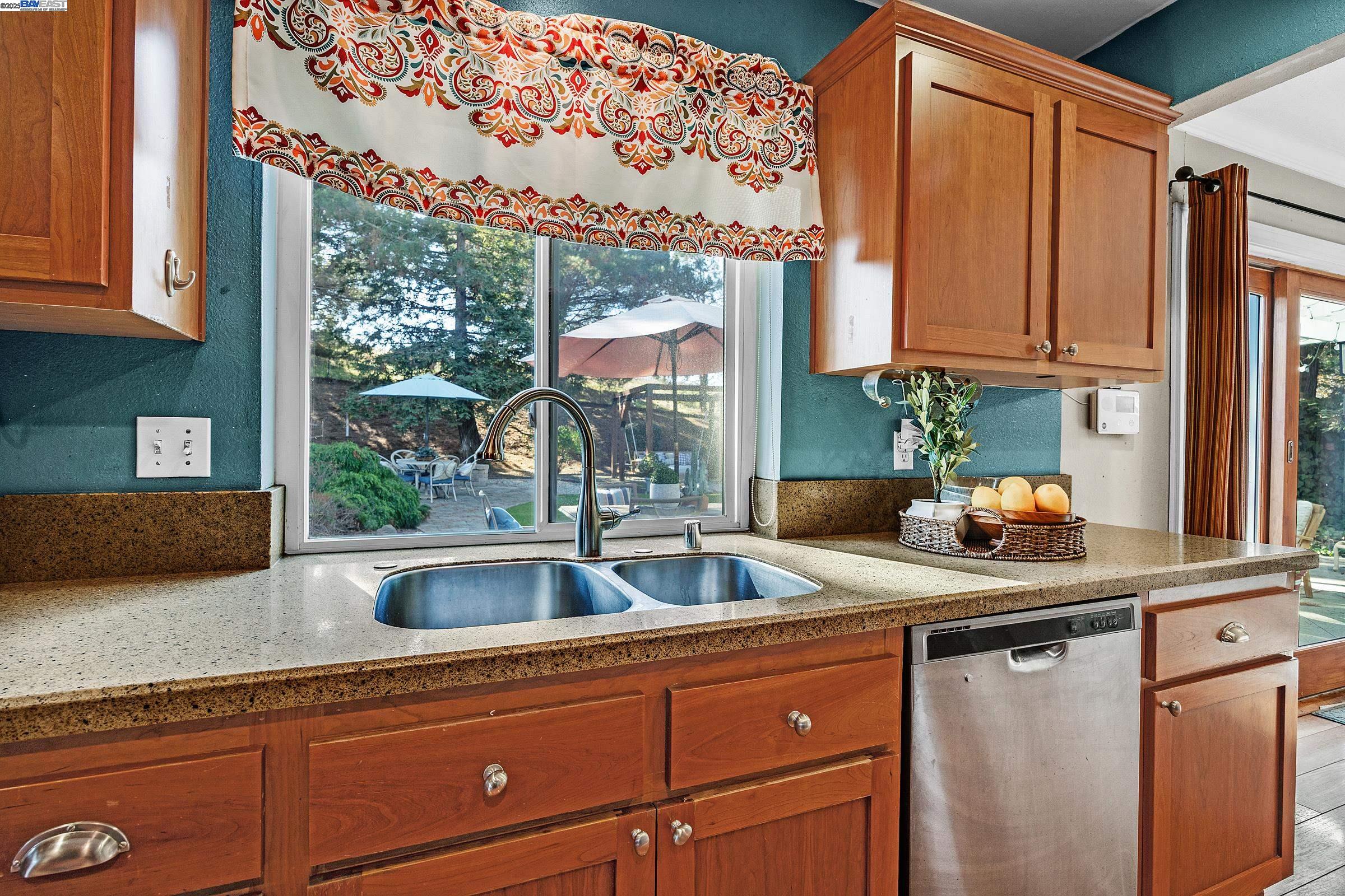 Detail Gallery Image 8 of 40 For 921 Bolton Cir, Benicia,  CA 94510 - 3 Beds | 2/1 Baths