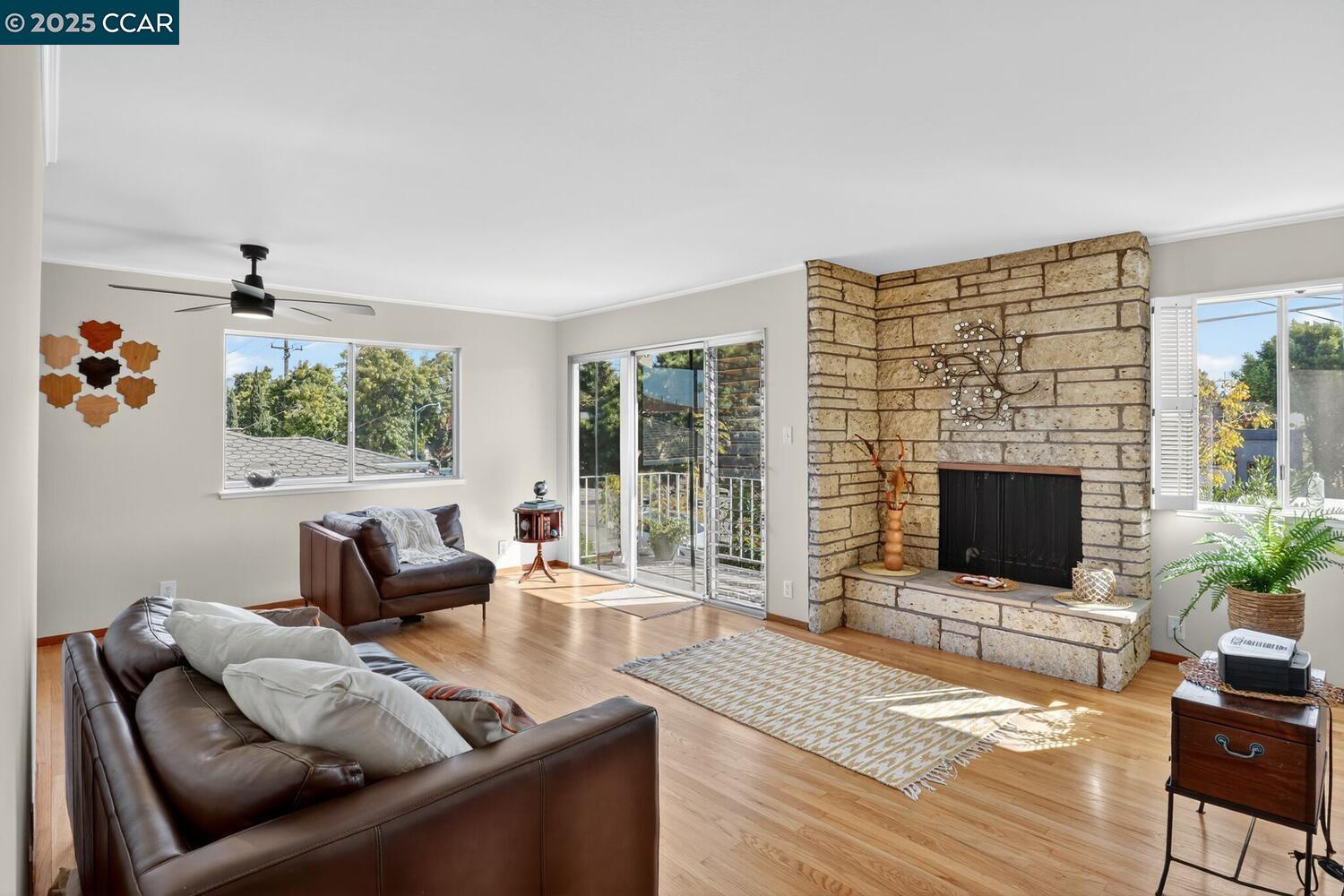 Detail Gallery Image 4 of 30 For 1601 Broadway #9,  Alameda,  CA 94501 - 3 Beds | 2 Baths