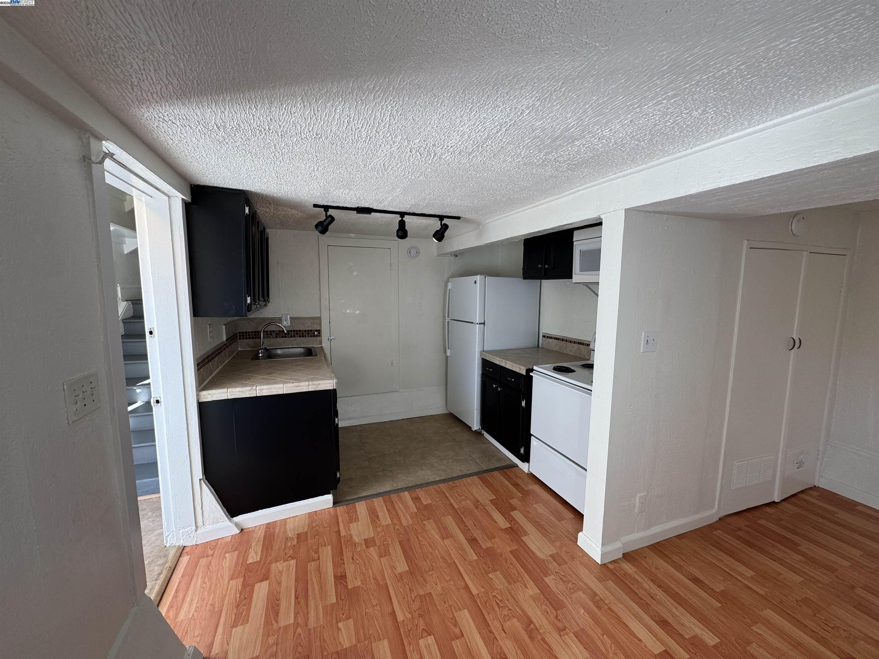 Front Image Thumbnail for BE41116252