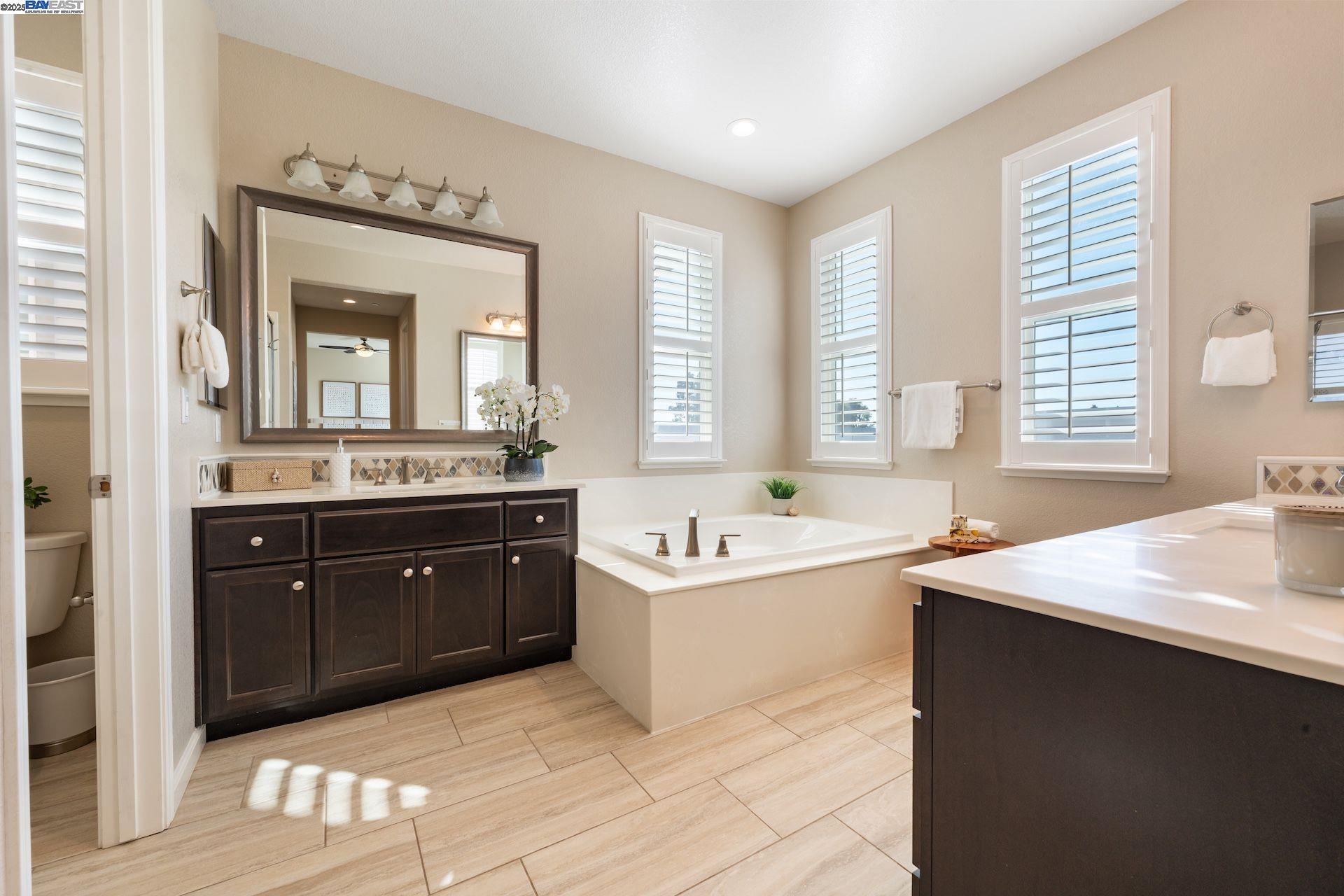 Detail Gallery Image 10 of 43 For 2075 Rovello Loop, Livermore,  CA 94550 - 3 Beds | 3 Baths