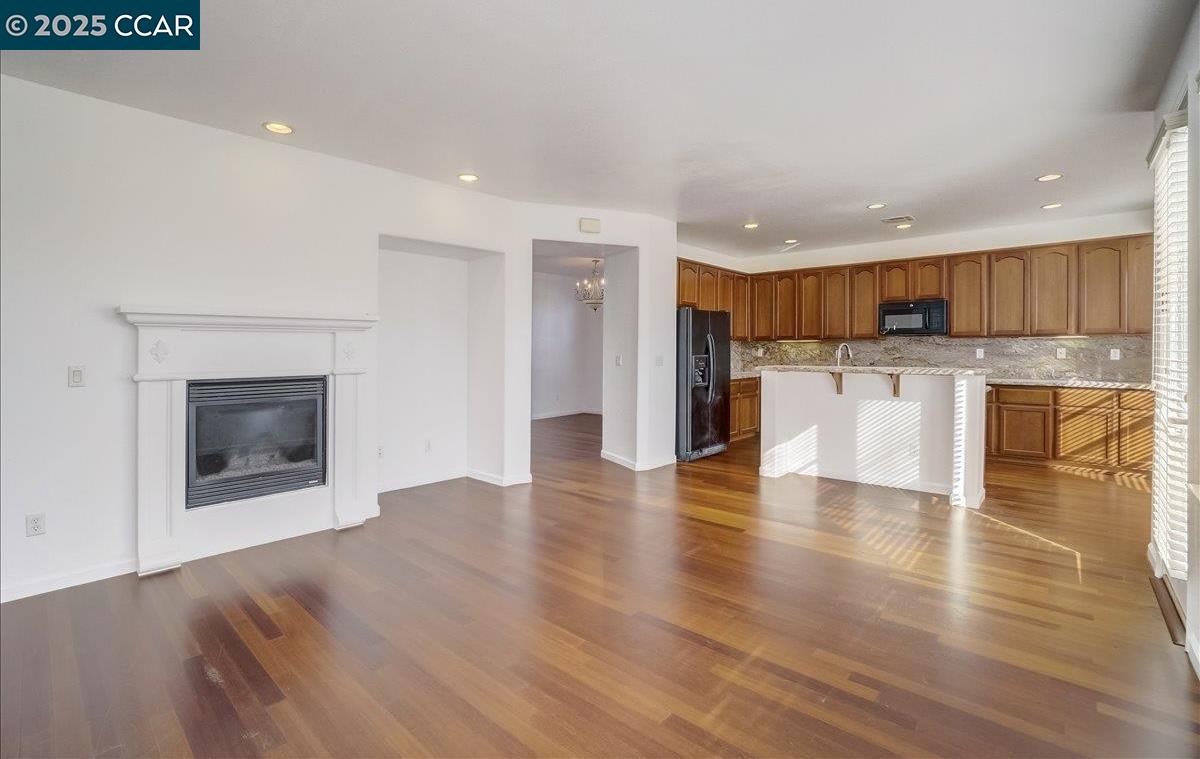 Detail Gallery Image 6 of 9 For 5660 Vista Drive, Richmond,  CA 94806 - 5 Beds | 3 Baths