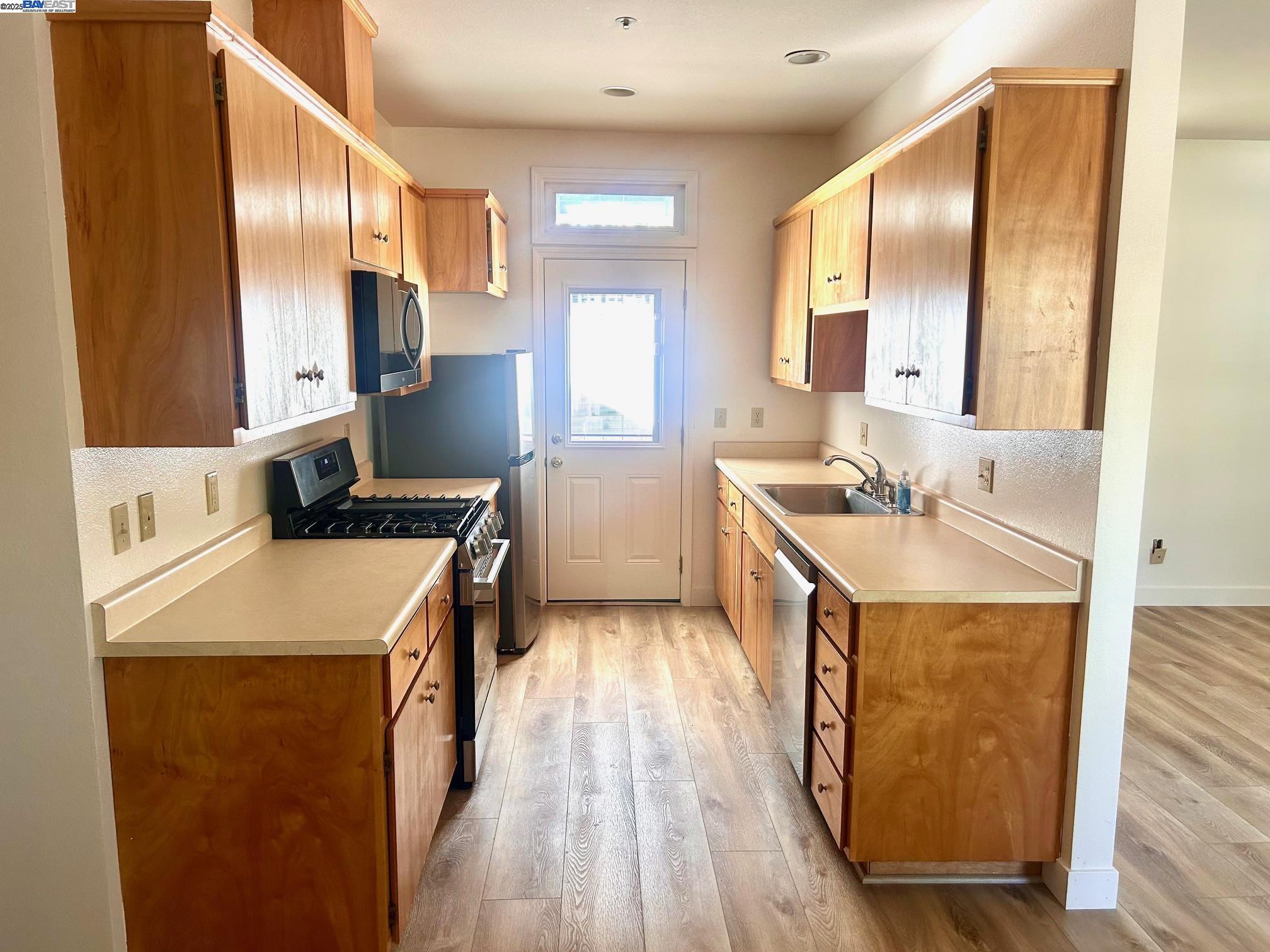 Detail Gallery Image 3 of 10 For 426 Piper St #D,  Healdsburg,  CA 95448 - 3 Beds | 2 Baths