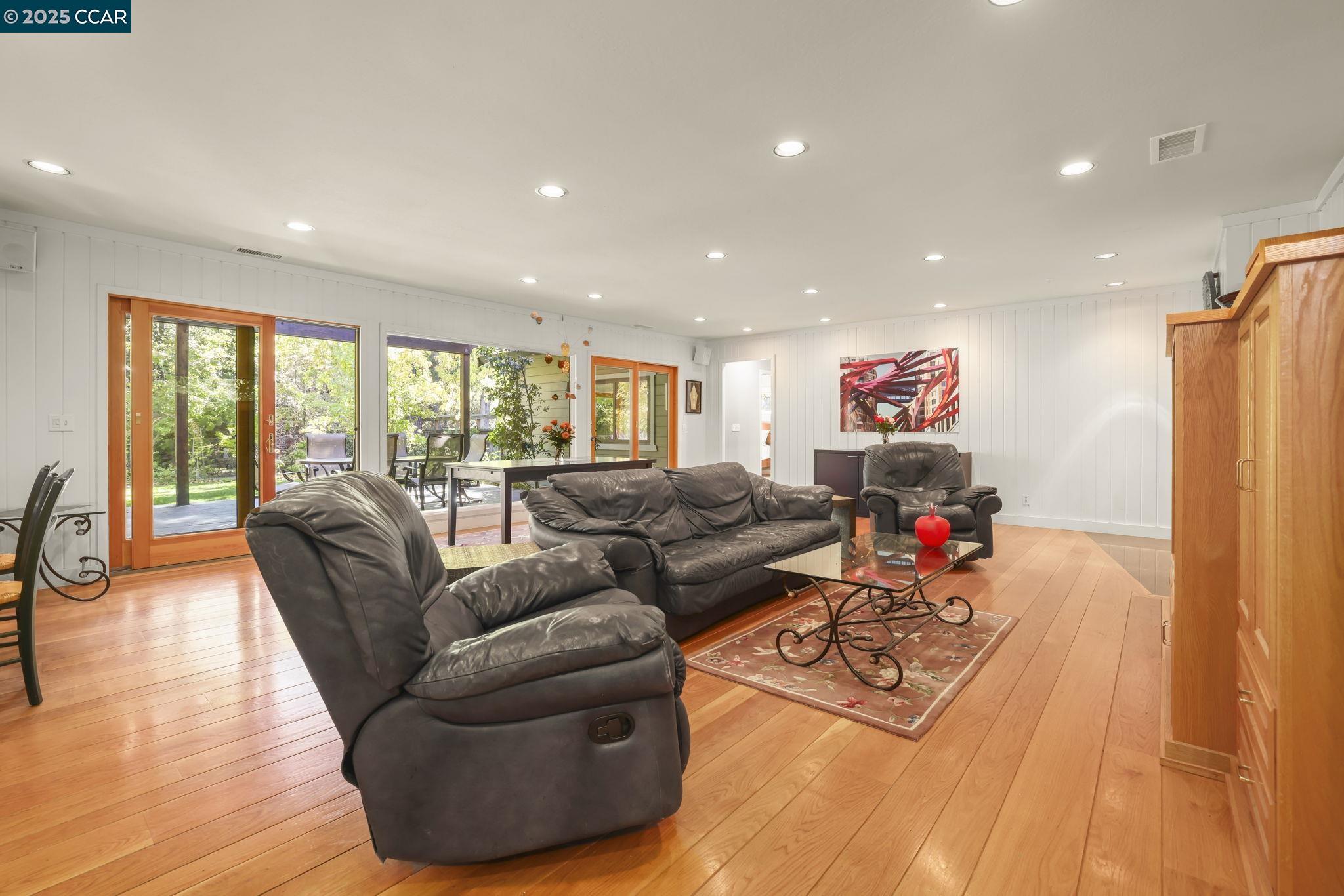 Detail Gallery Image 7 of 56 For 955 Hawthorne Dr, Walnut Creek,  CA 94596 - 4 Beds | 2 Baths