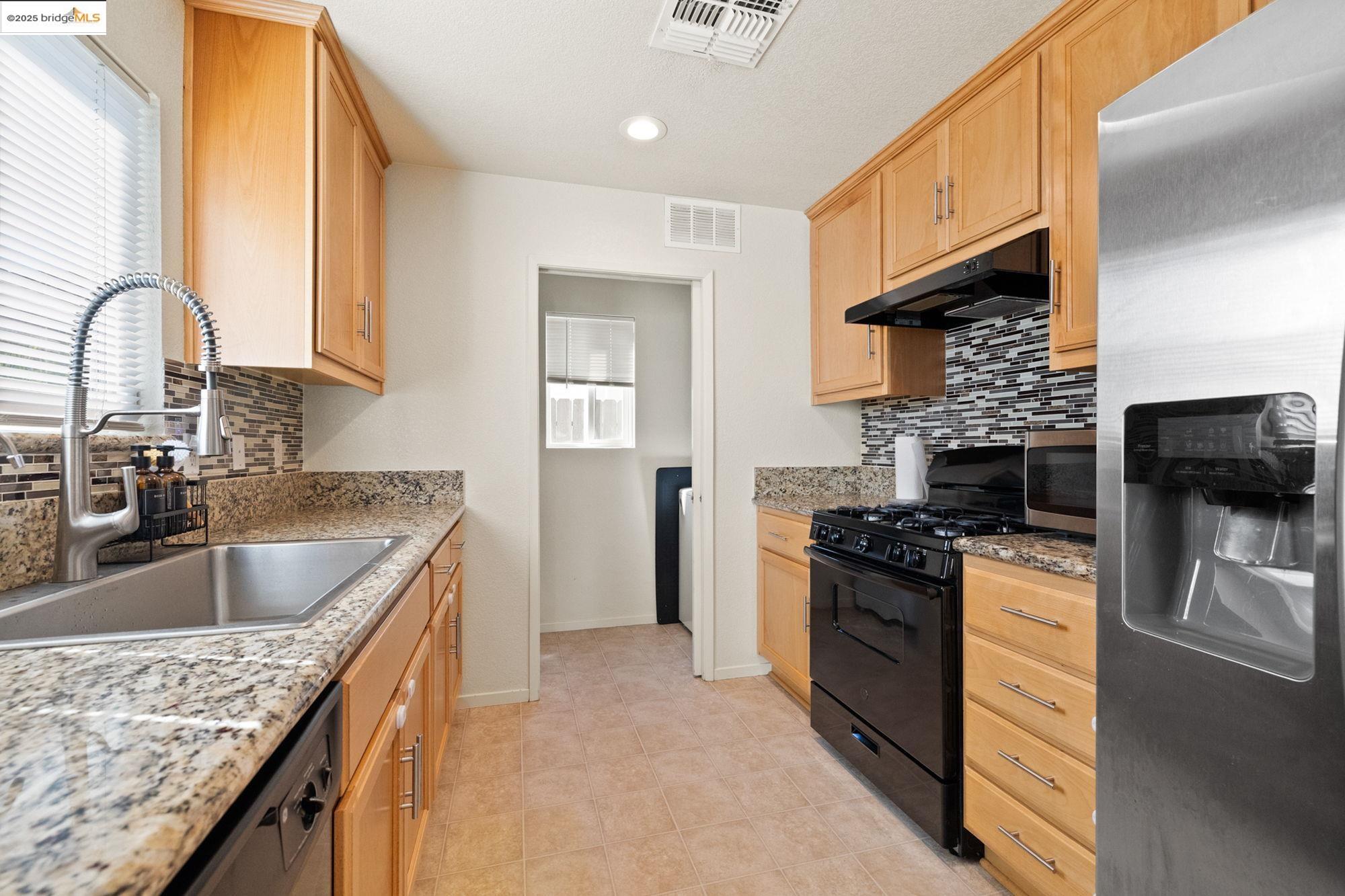 Detail Gallery Image 2 of 25 For 386 Paige Ln, Merced,  CA 95341 - 3 Beds | 2 Baths