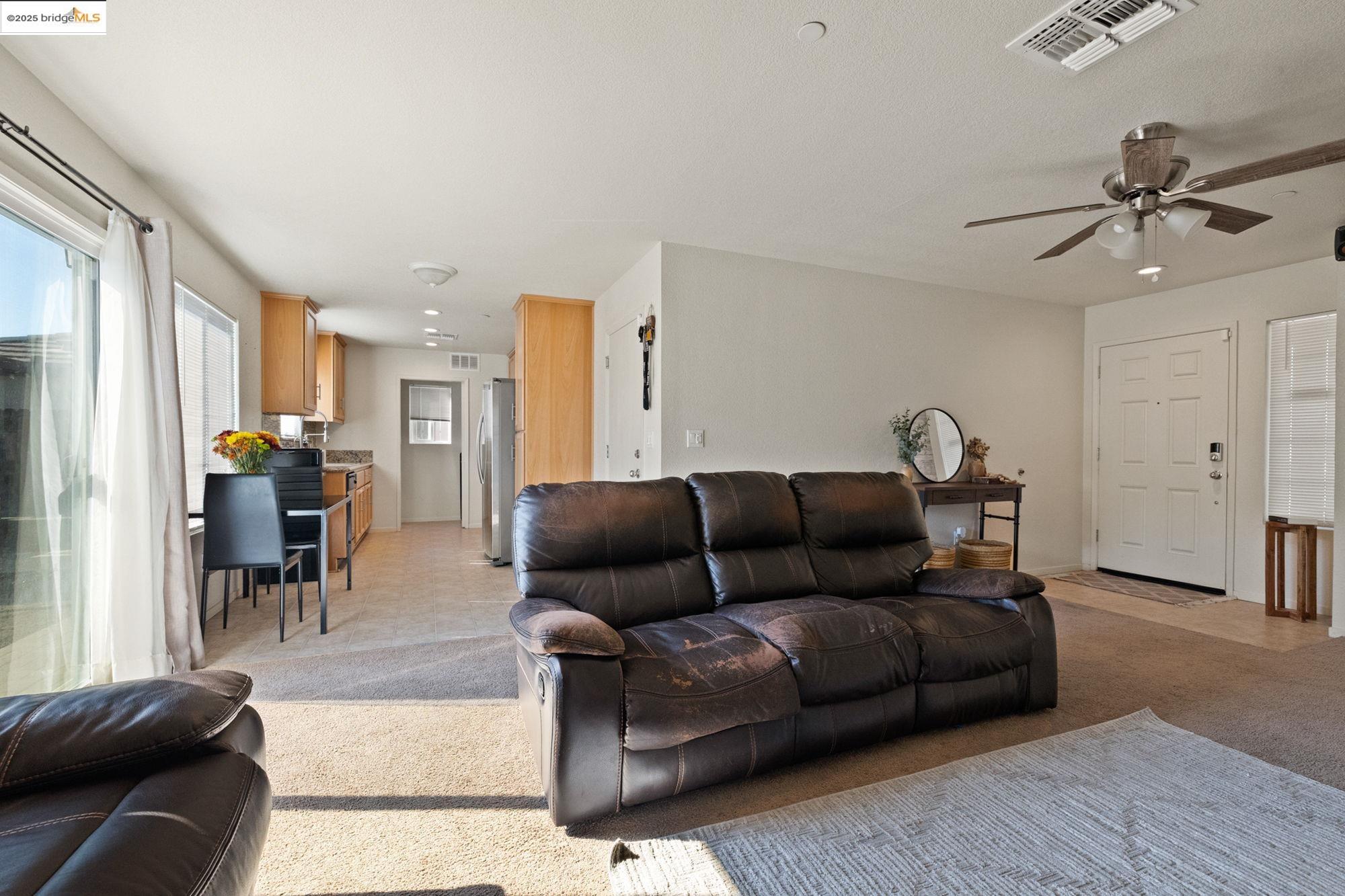 Detail Gallery Image 3 of 25 For 386 Paige Ln, Merced,  CA 95341 - 3 Beds | 2 Baths