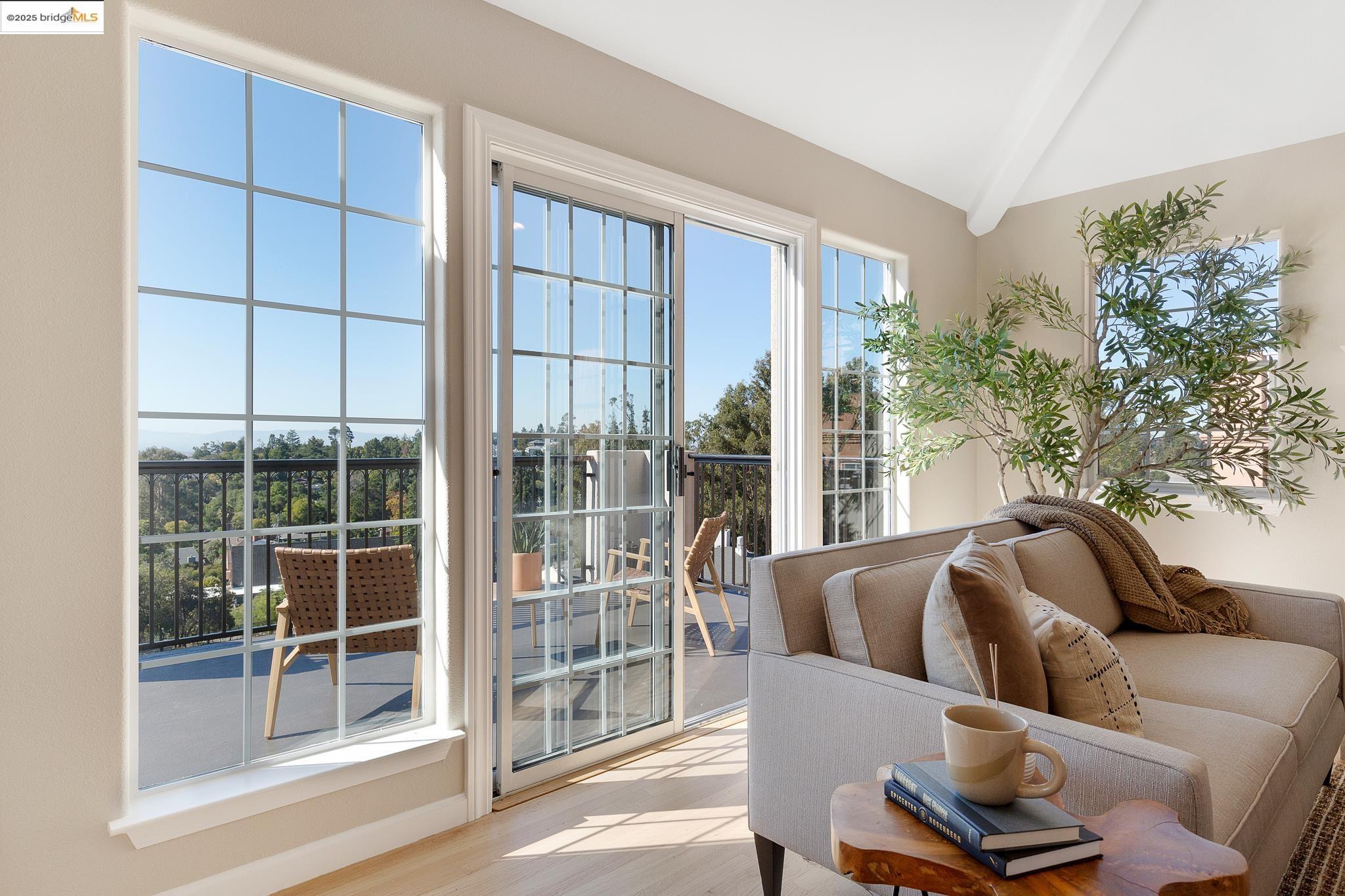 Detail Gallery Image 8 of 57 For 4230 Terrabella Way, Oakland,  CA 94619 - 4 Beds | 3 Baths