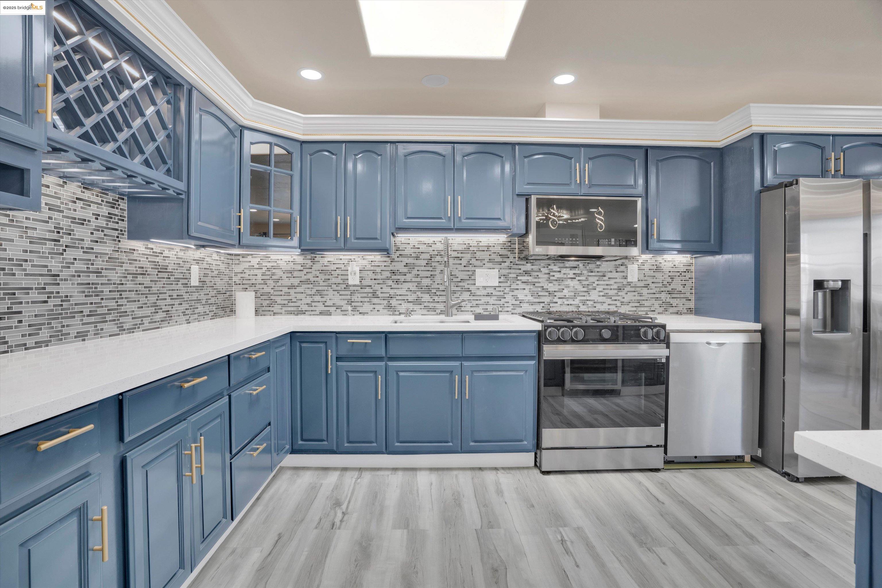 Detail Gallery Image 16 of 43 For 1247 Fitzgerald Ave, San Francisco,  CA 94124 - 4 Beds | 2 Baths