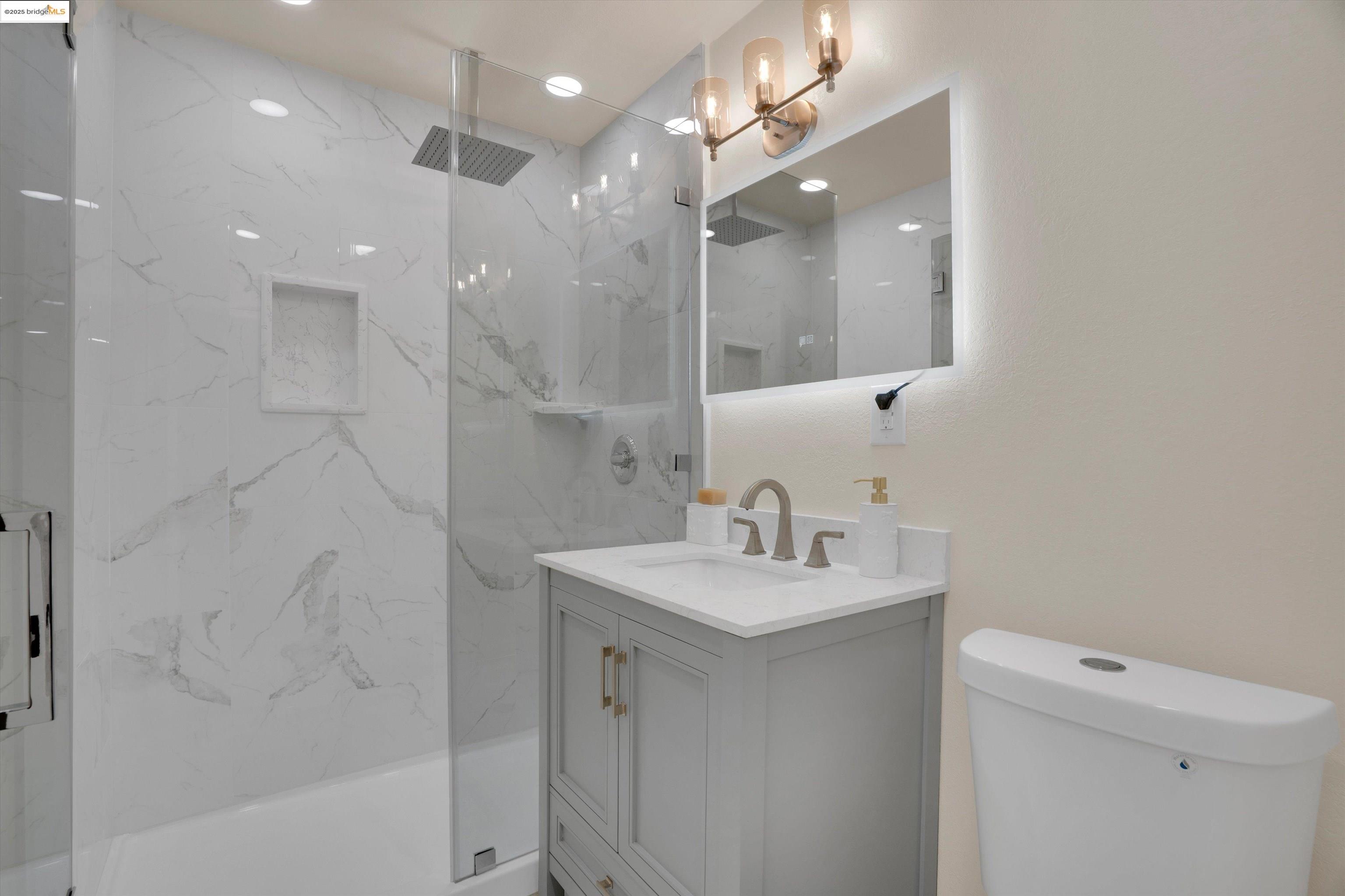 Detail Gallery Image 10 of 43 For 1247 Fitzgerald Ave, San Francisco,  CA 94124 - 4 Beds | 2 Baths