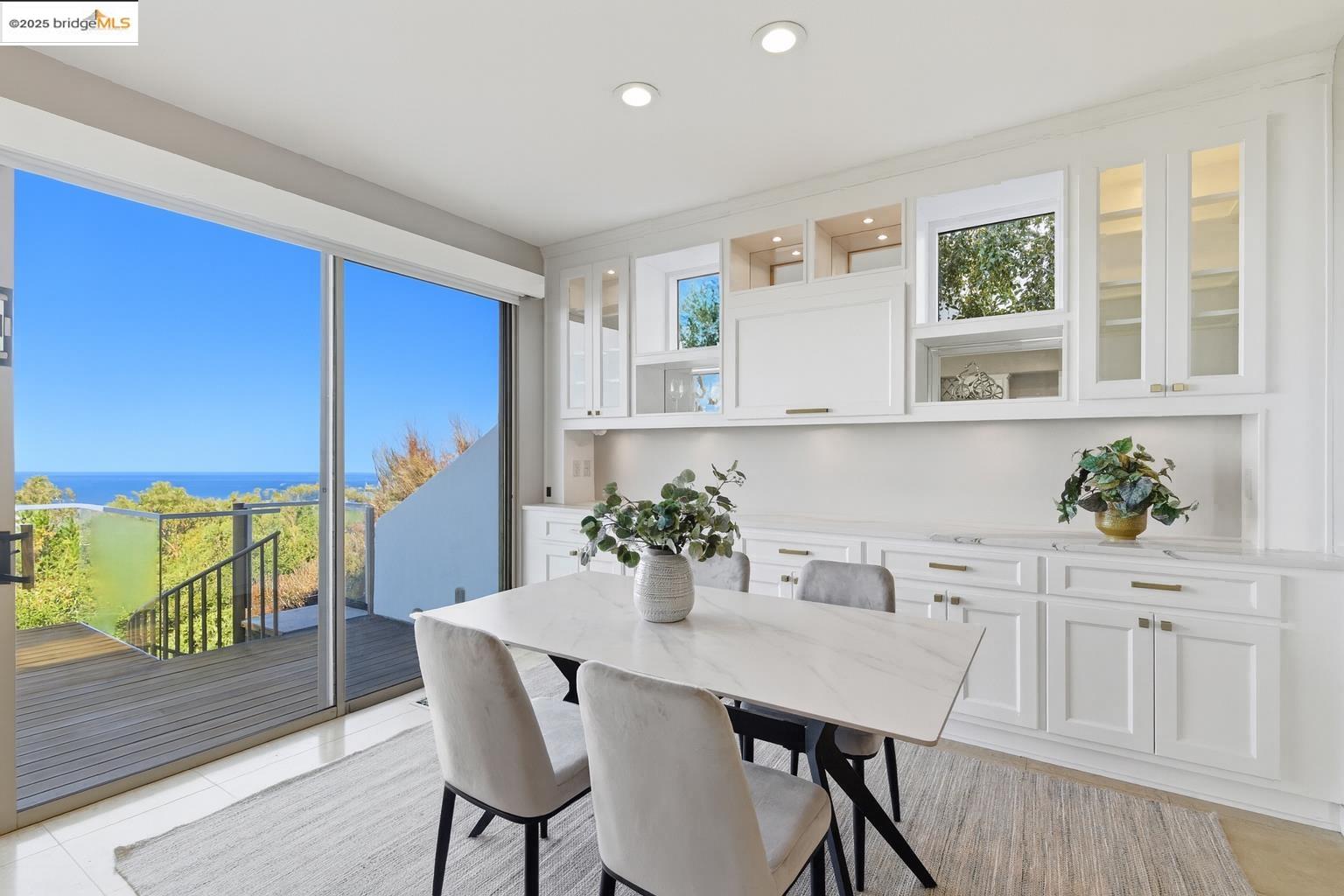 Detail Gallery Image 14 of 59 For 6413 Gwin Ct, Oakland,  CA 94611 - 4 Beds | 3/1 Baths