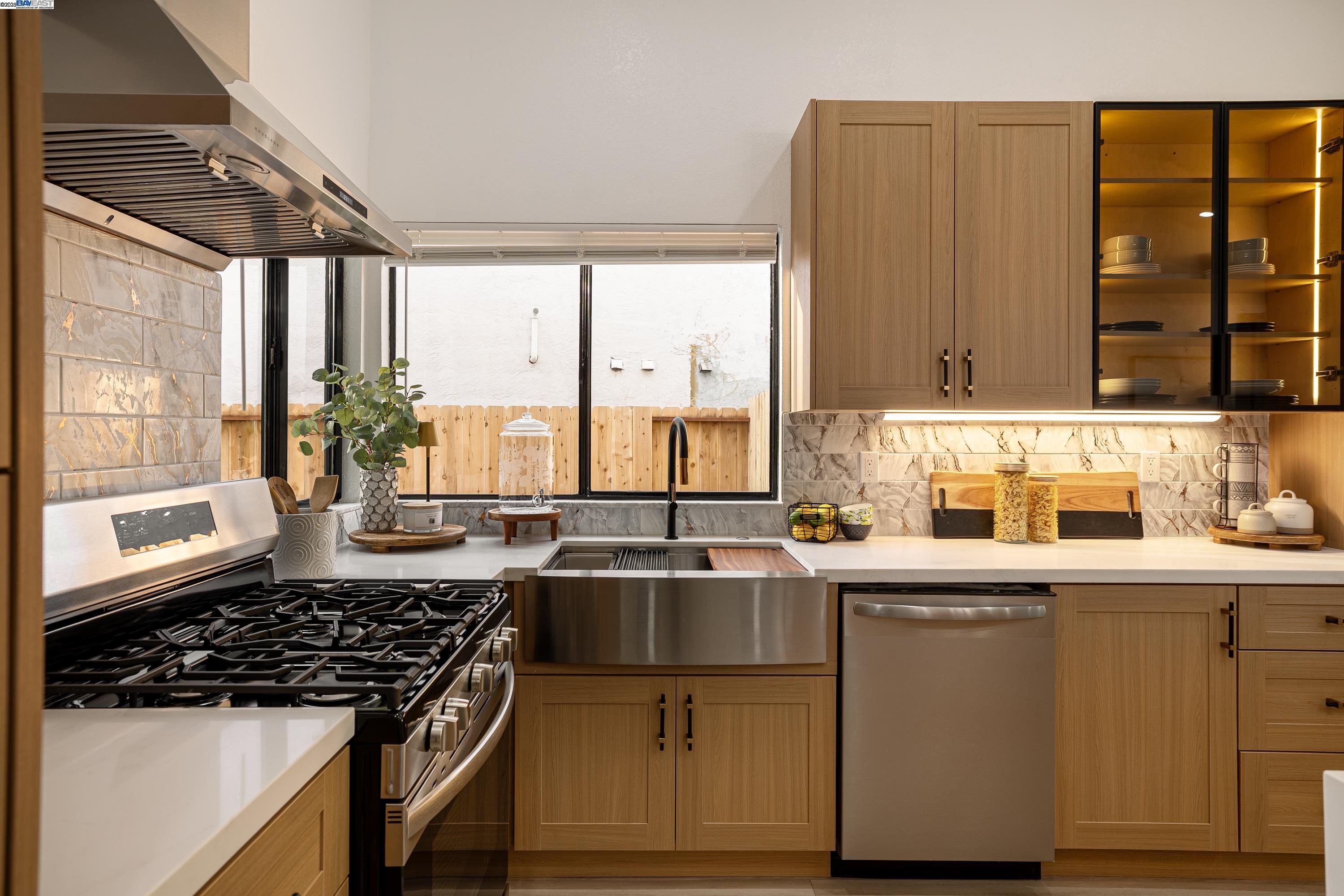 Detail Gallery Image 13 of 36 For 713 Sandy Brook Ct, Rodeo,  CA 94572 - 3 Beds | 2 Baths