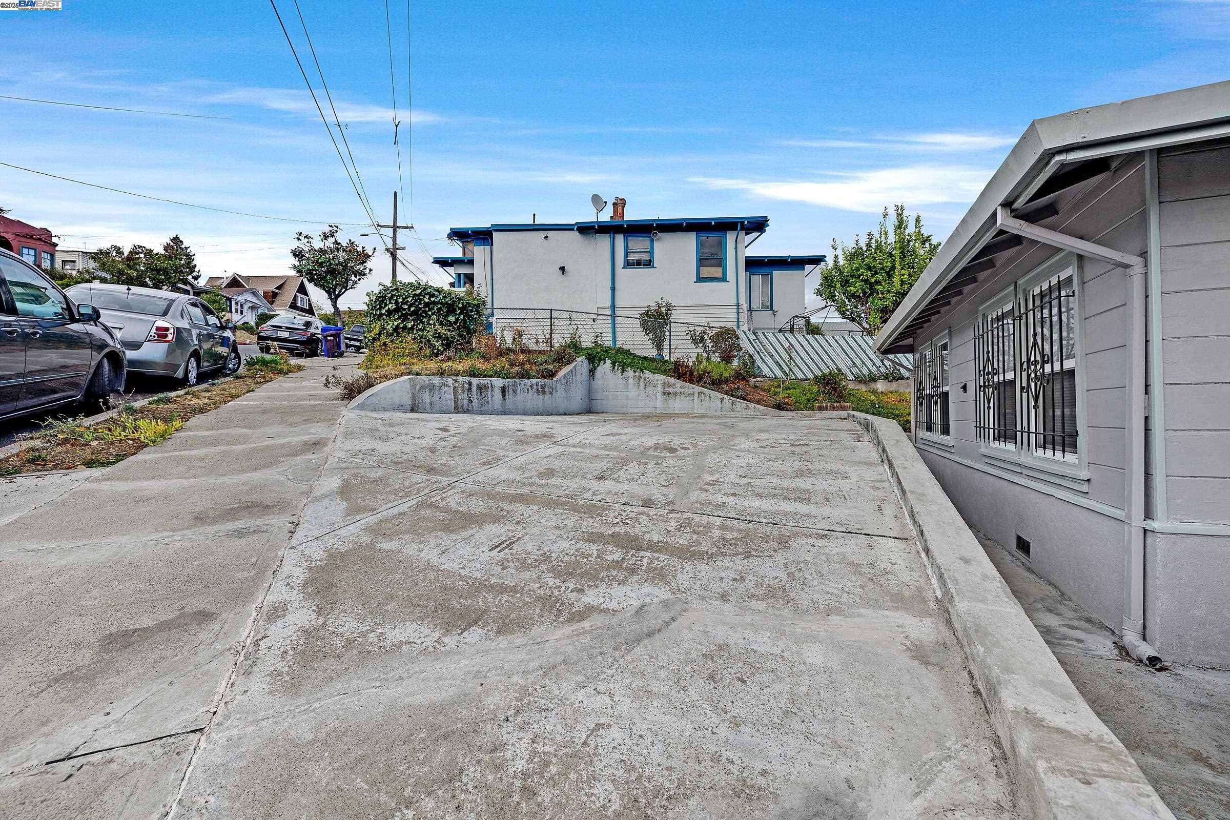 Detail Gallery Image 16 of 37 For 2607 23rd Ave, Oakland,  CA 94606 - 6 Beds | 3 Baths