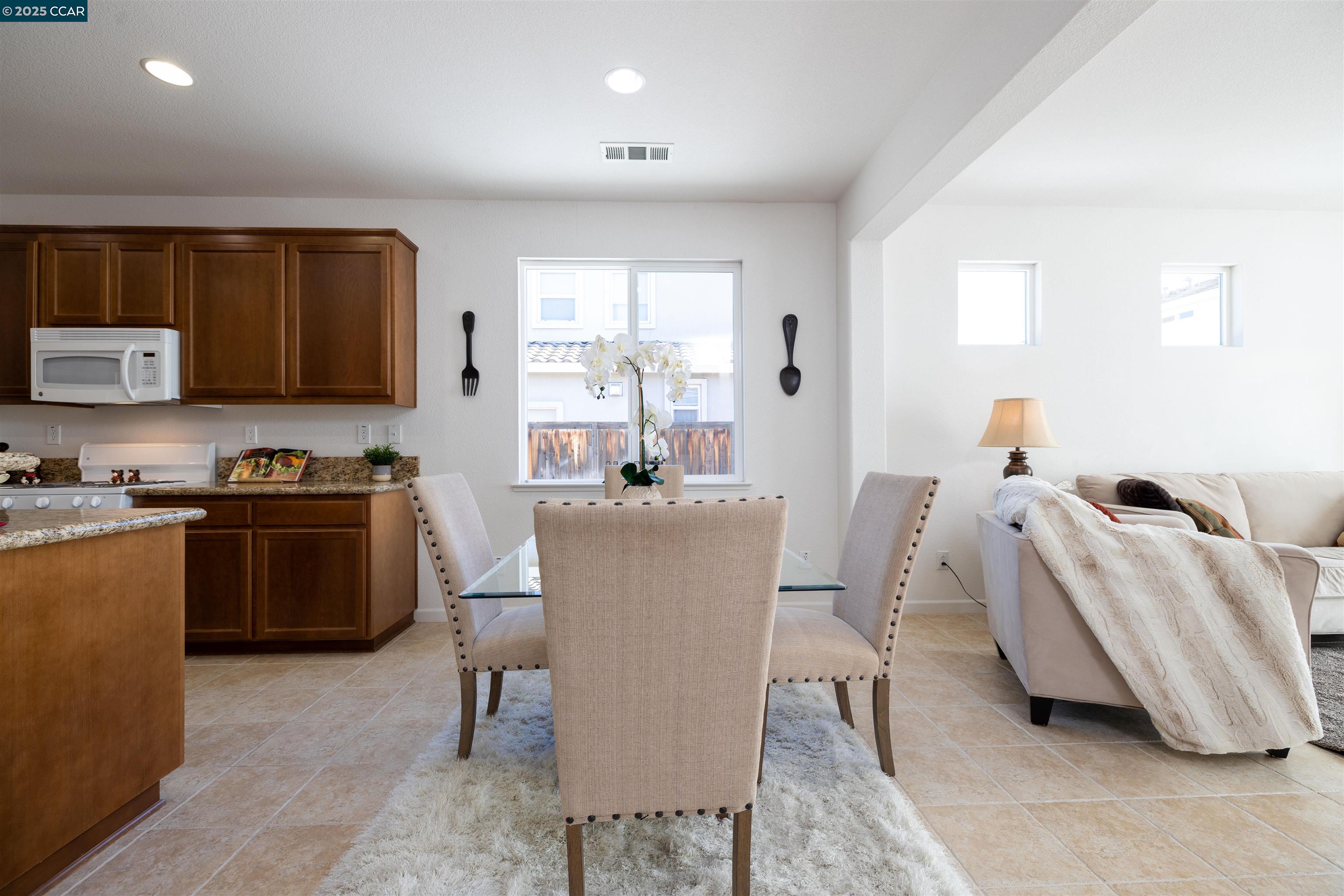 Detail Gallery Image 5 of 35 For 466 Twilight, Vacaville,  CA 95688 - 3 Beds | 2 Baths