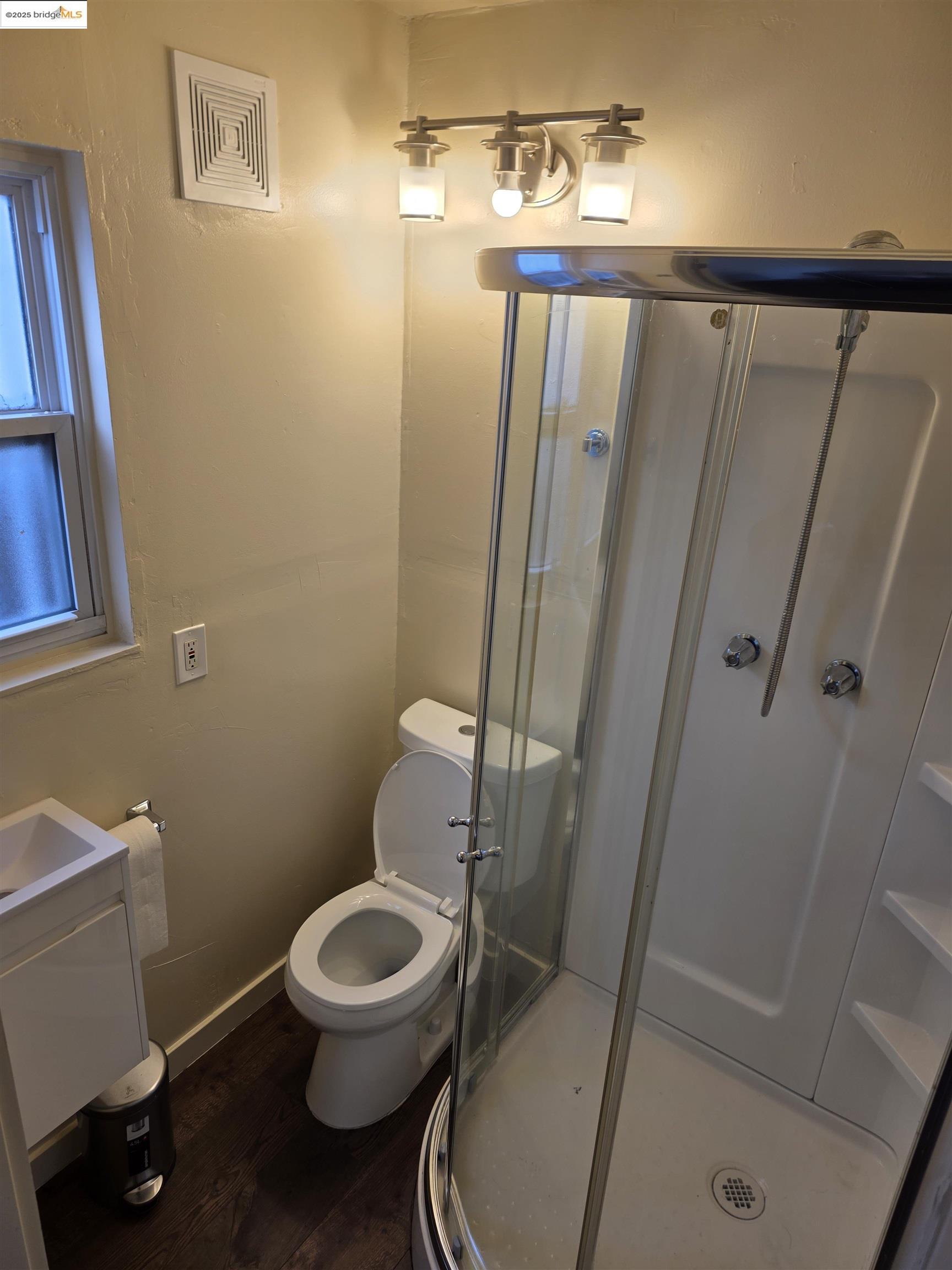 Detail Gallery Image 16 of 21 For 9821 E St, Oakland,  CA 94503 - 5 Beds | 4 Baths