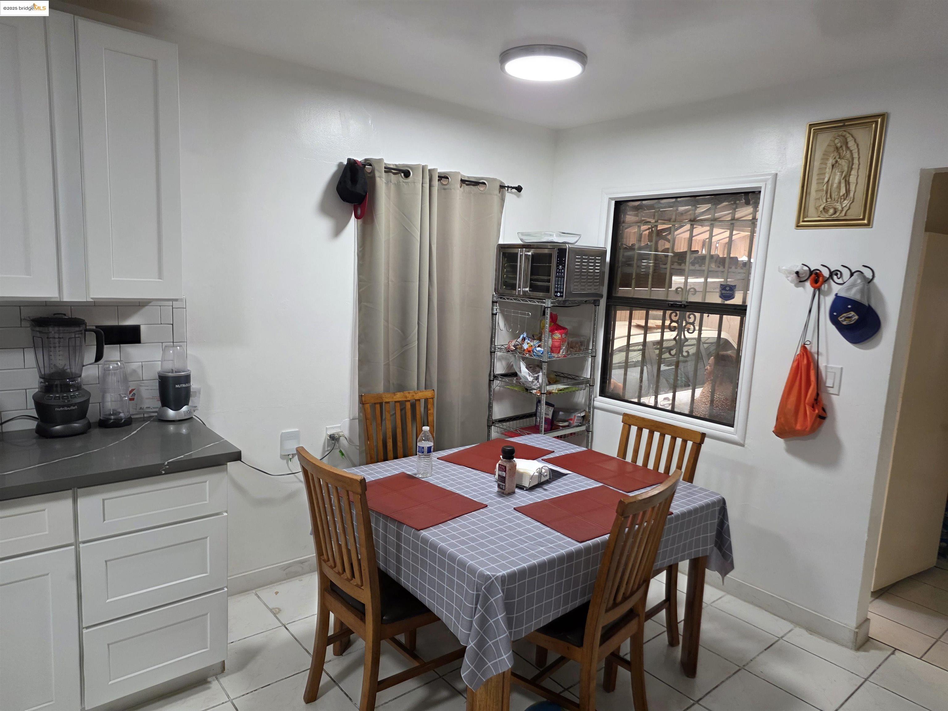 Detail Gallery Image 6 of 21 For 9821 E St, Oakland,  CA 94503 - 5 Beds | 4 Baths