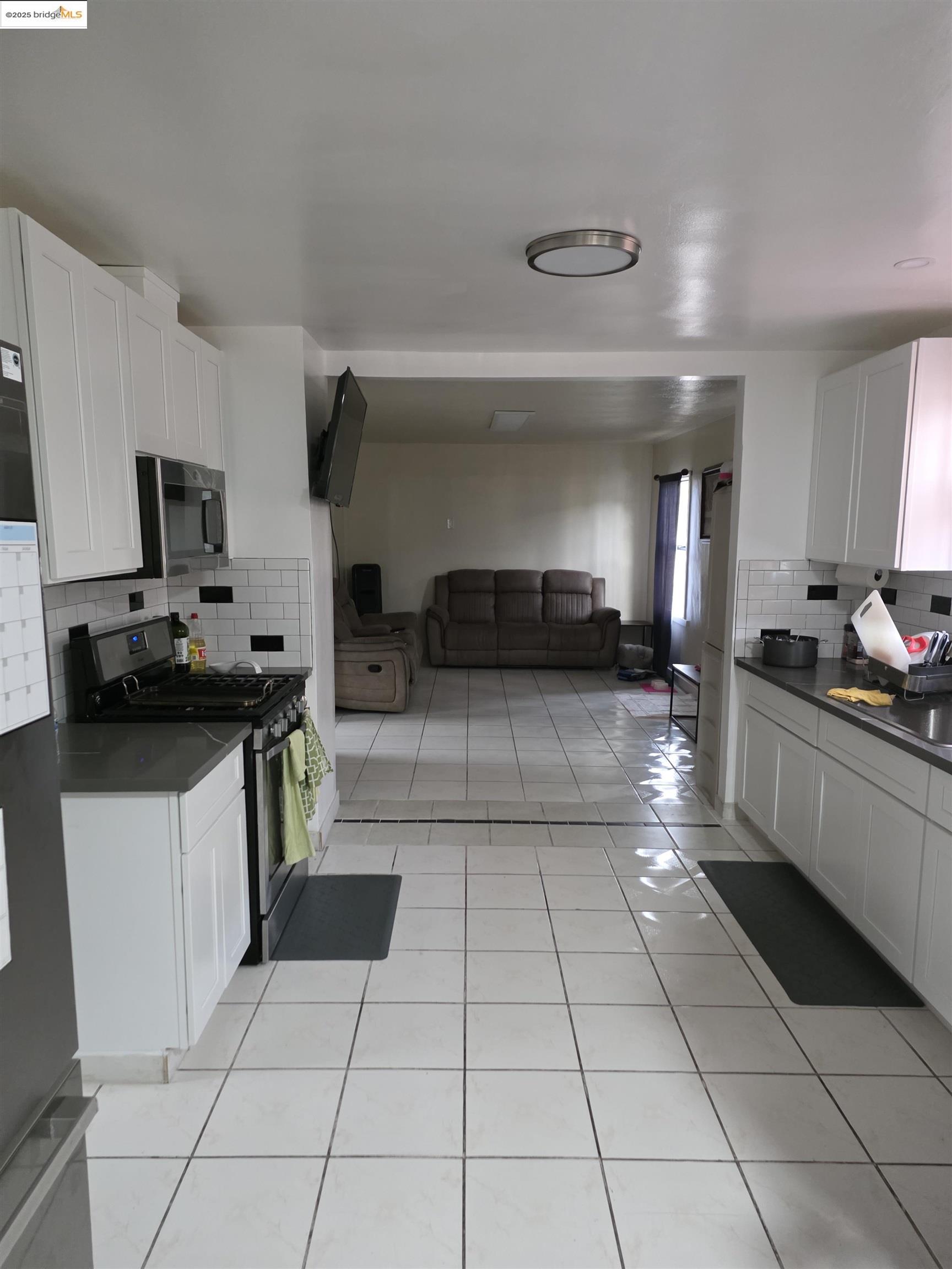 Detail Gallery Image 8 of 21 For 9821 E St, Oakland,  CA 94503 - 5 Beds | 4 Baths