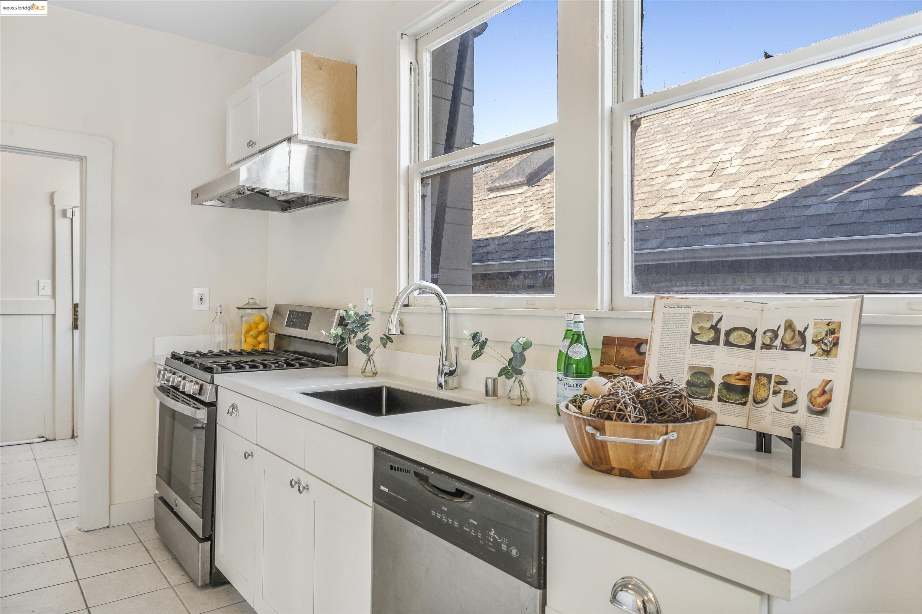 Detail Gallery Image 10 of 25 For 2901-2903 West St, Oakland,  CA 94608 - – Beds | – Baths