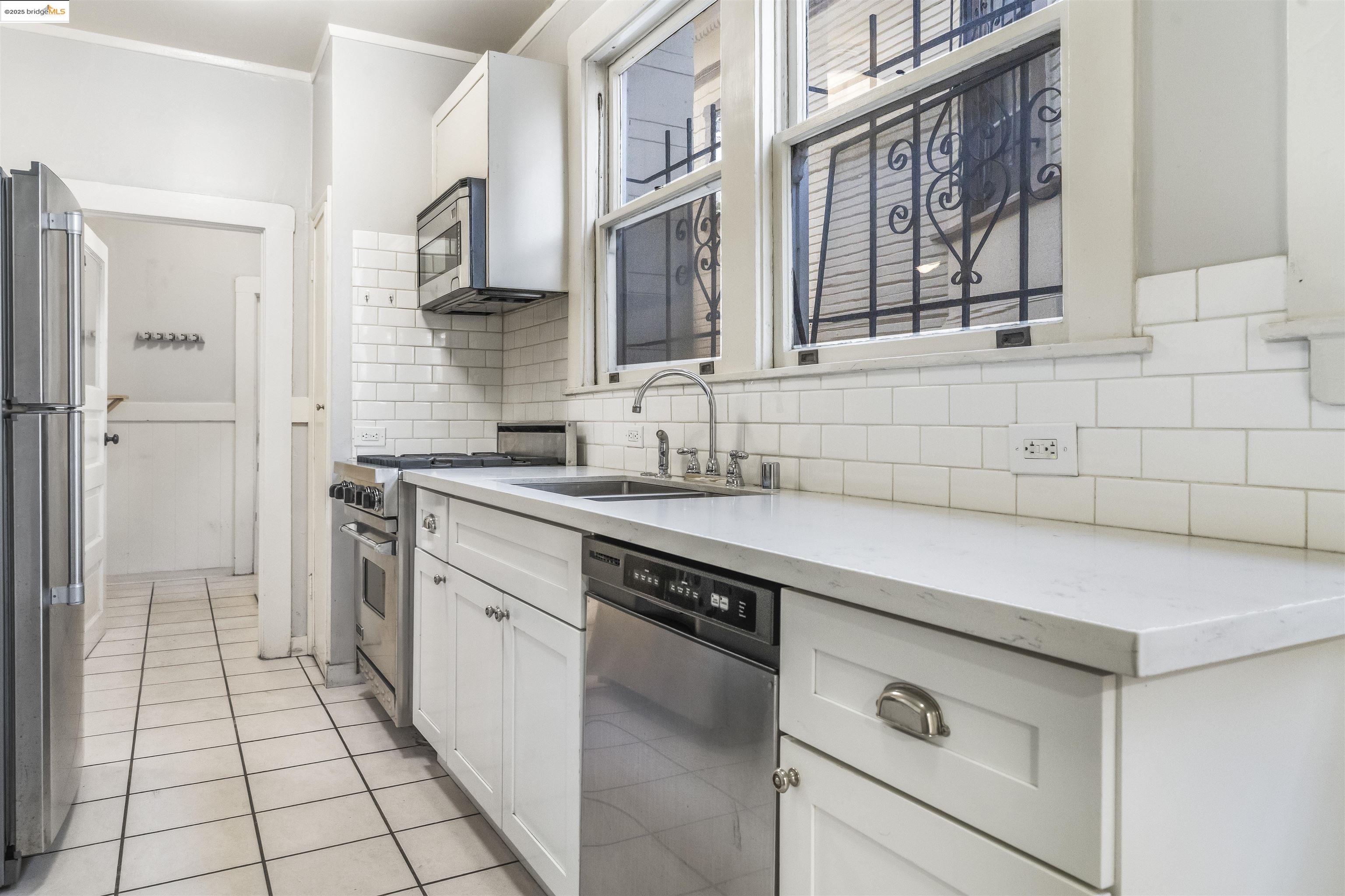 Detail Gallery Image 18 of 25 For 2901-2903 West St, Oakland,  CA 94608 - – Beds | – Baths