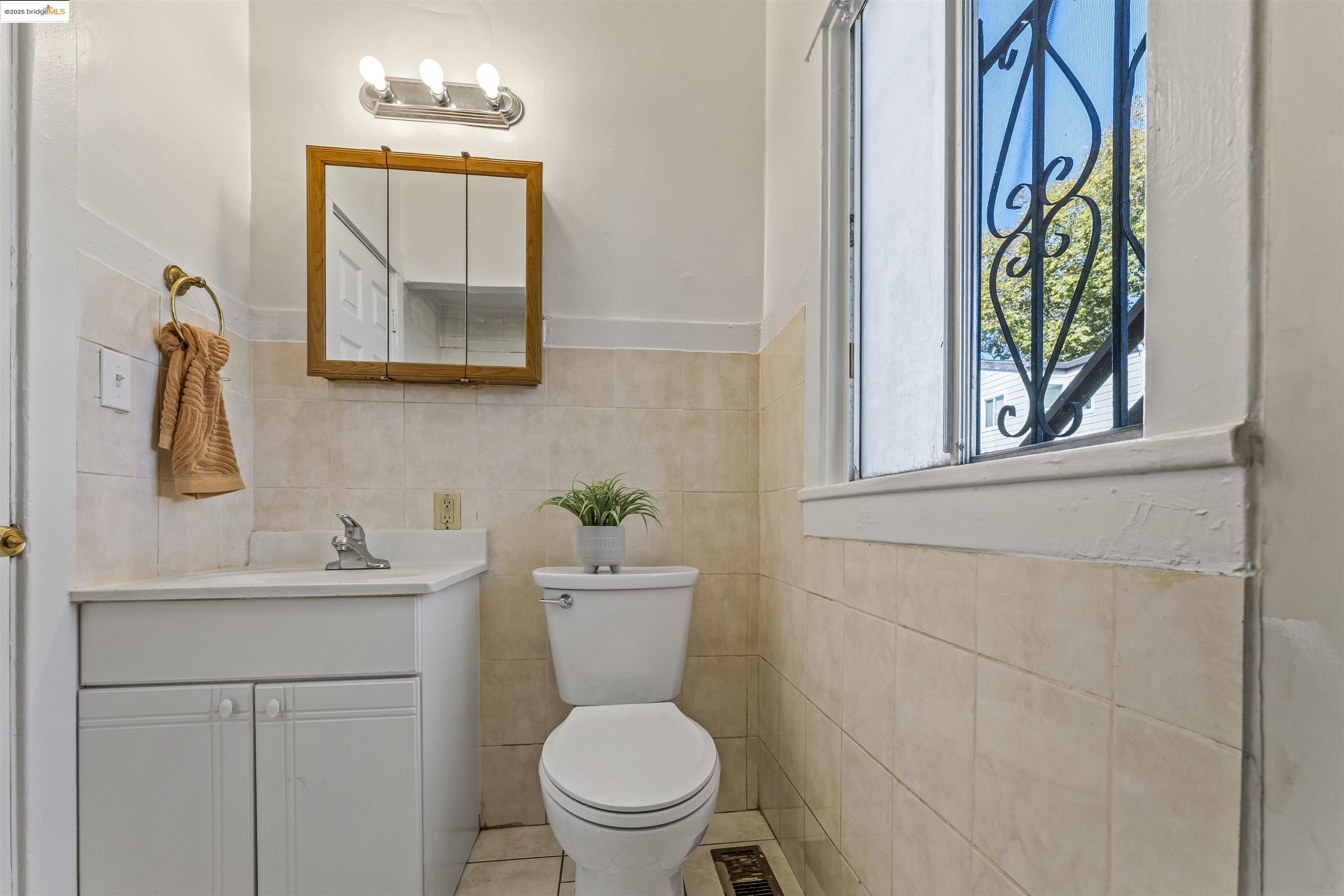 Detail Gallery Image 14 of 26 For 1148 E 15th St, Oakland,  CA 94606 - – Beds | – Baths