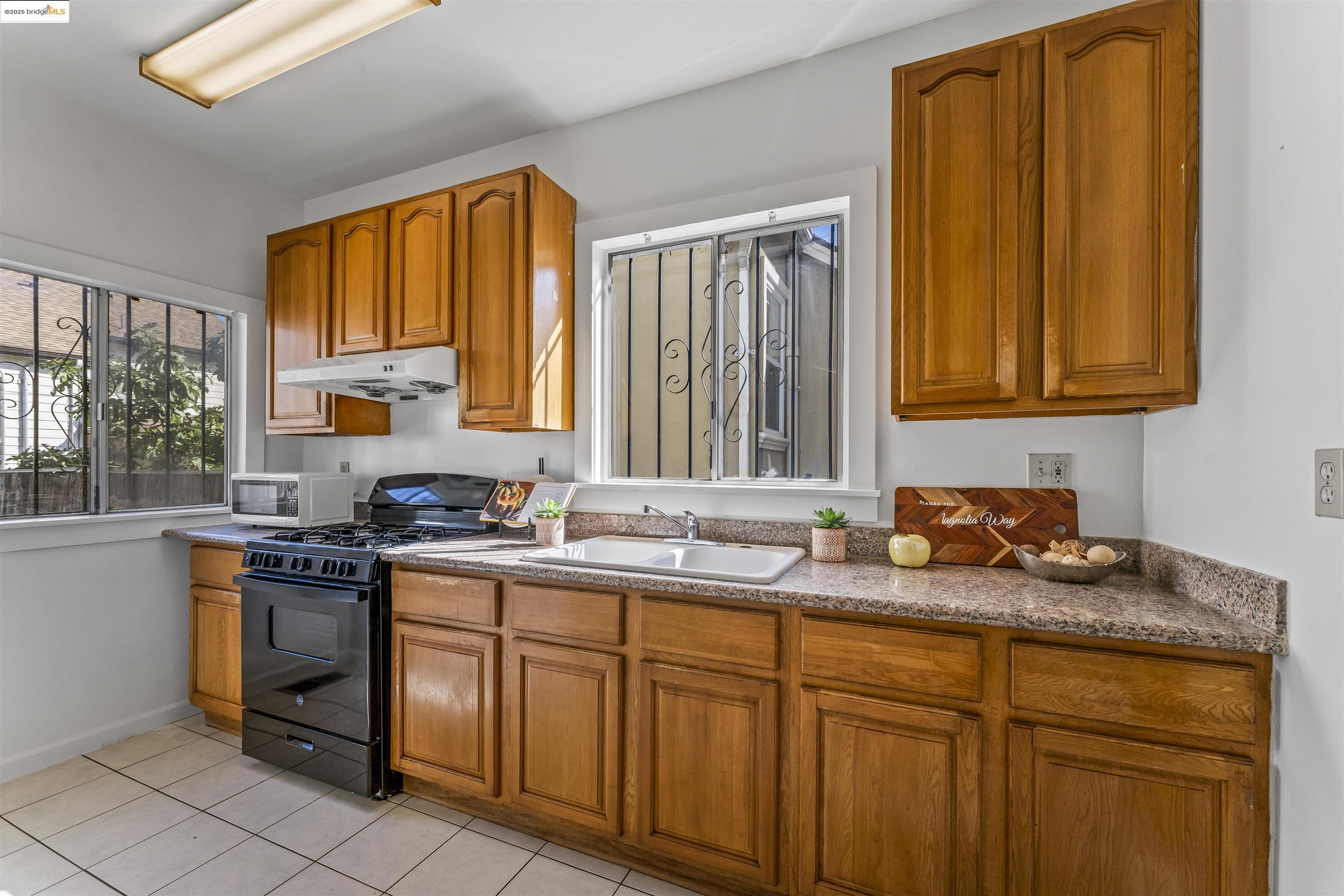 Detail Gallery Image 8 of 26 For 1148 E 15th St, Oakland,  CA 94606 - – Beds | – Baths