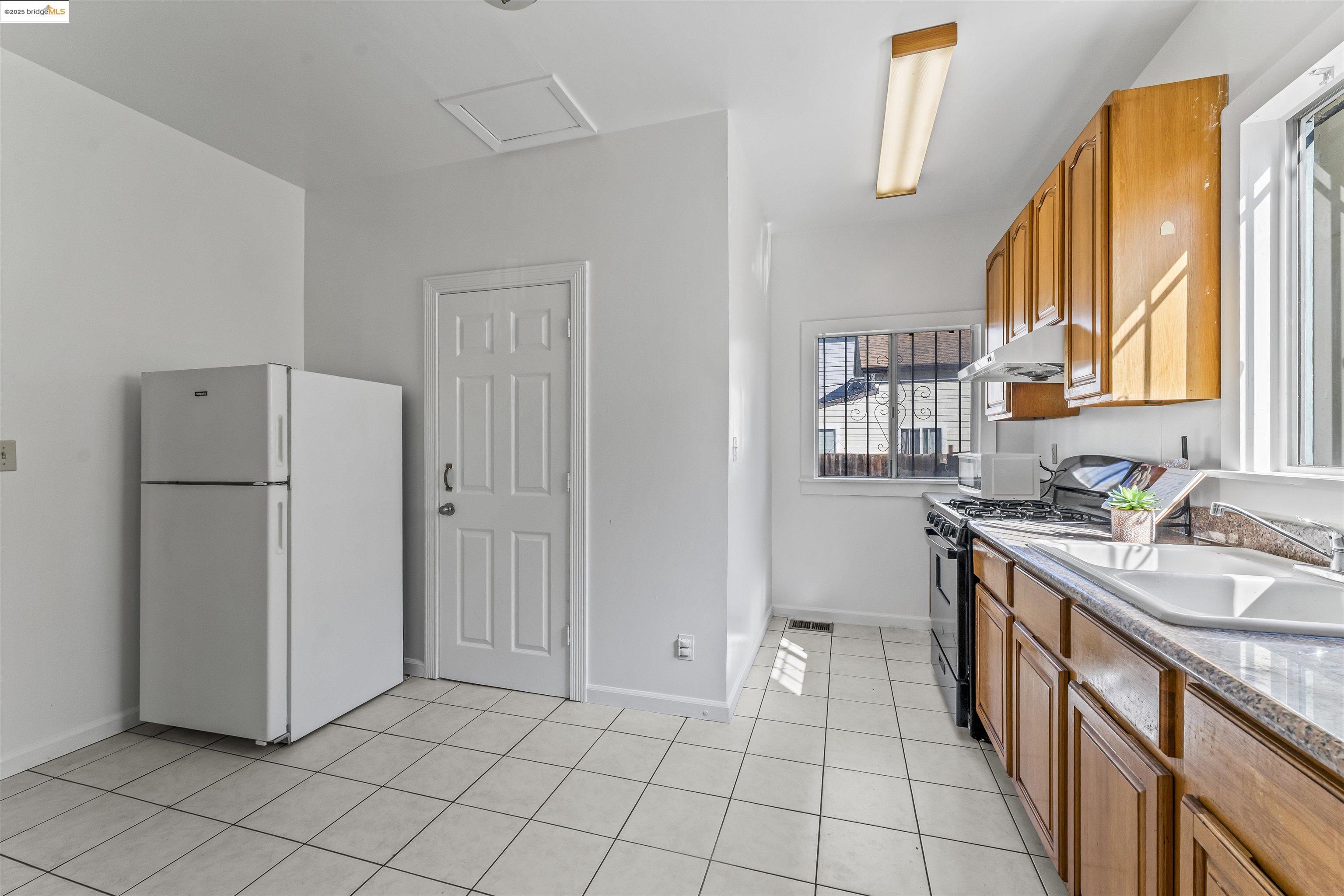 Detail Gallery Image 9 of 26 For 1148 E 15th St, Oakland,  CA 94606 - – Beds | – Baths