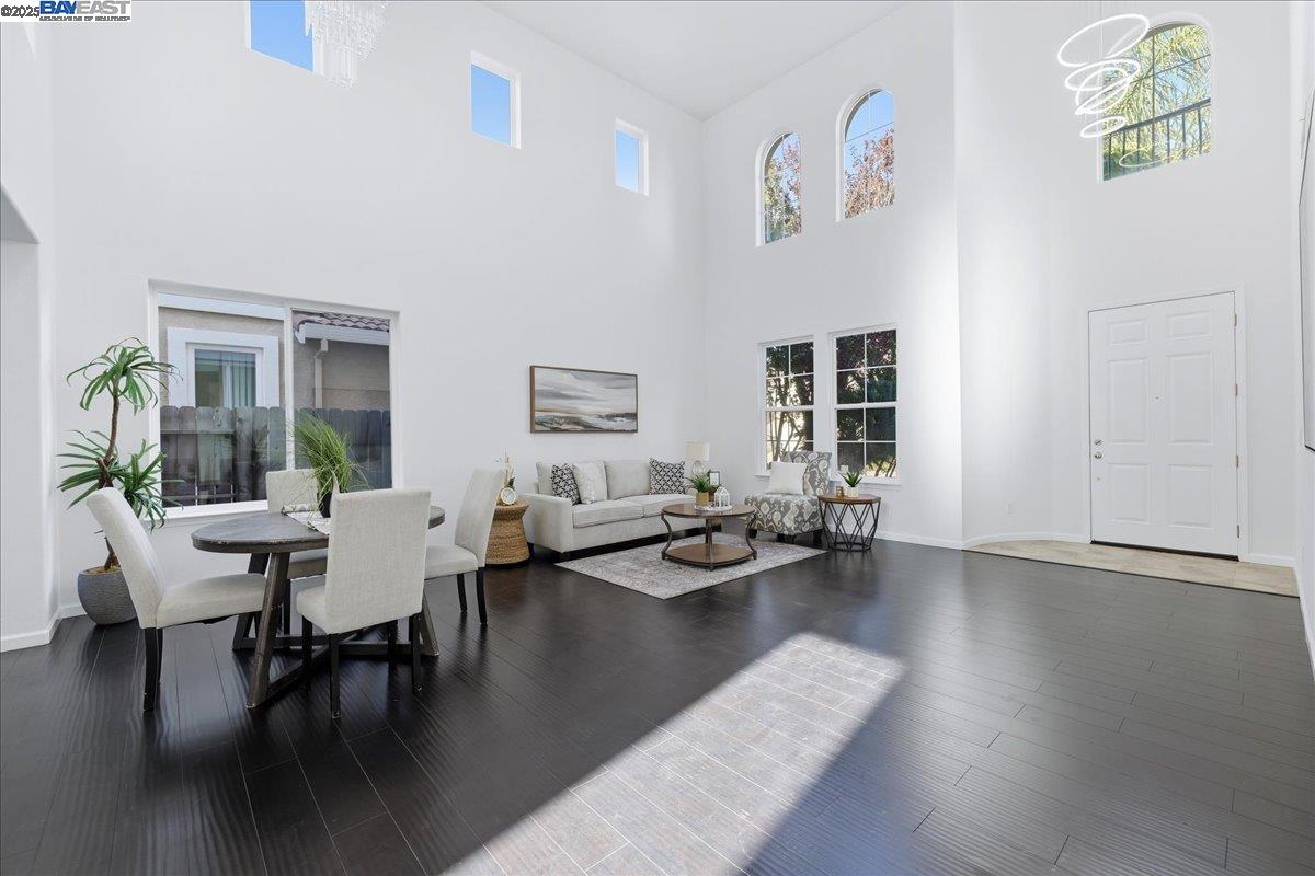 Detail Gallery Image 2 of 60 For 2455 Covelite Way, Antioch,  CA 94531 - 4 Beds | 2/1 Baths