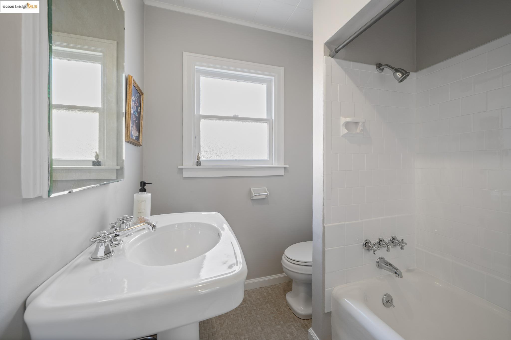 Detail Gallery Image 40 of 54 For 244 W Broadmoor Blvd, San Leandro,  CA 94577 - 3 Beds | 2 Baths