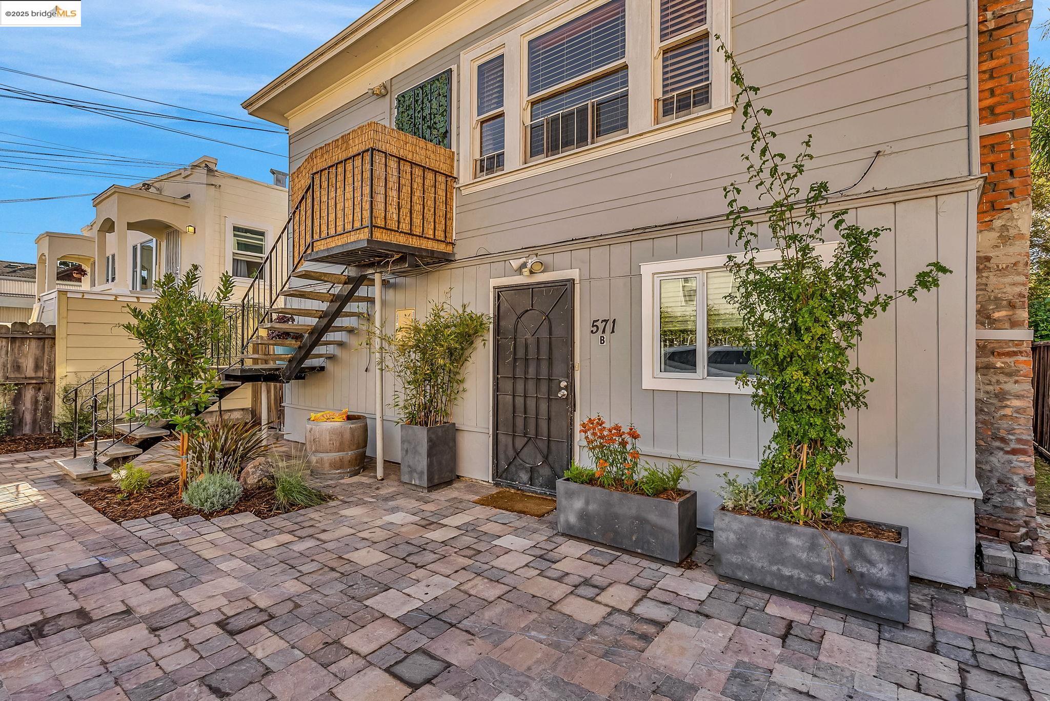 Detail Gallery Image 6 of 8 For 573 59th St, Oakland,  CA 94609 - – Beds | – Baths