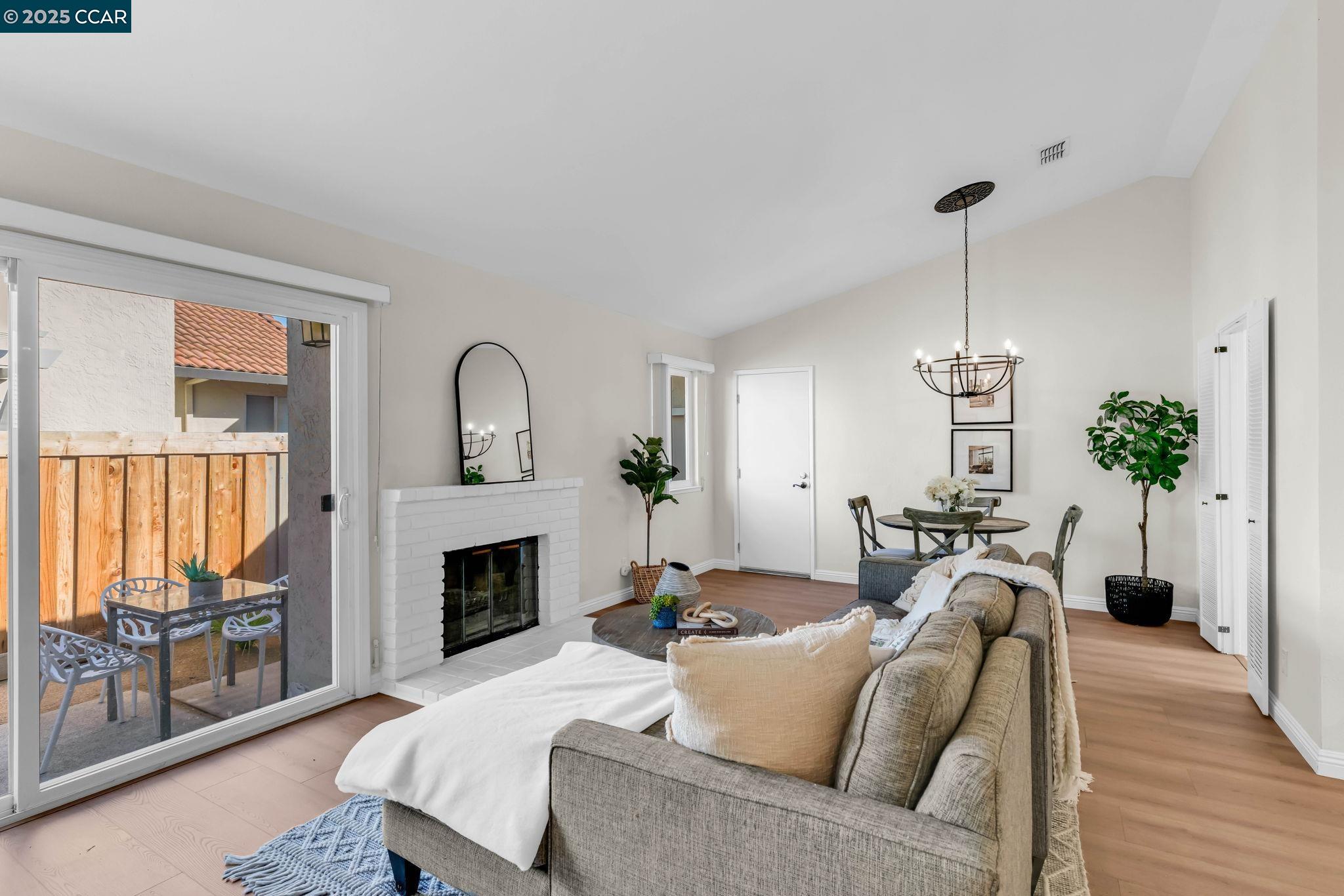 Detail Gallery Image 2 of 37 For 7 Clark Creek Circle, Clayton,  CA 94517-1627 - 3 Beds | 2 Baths