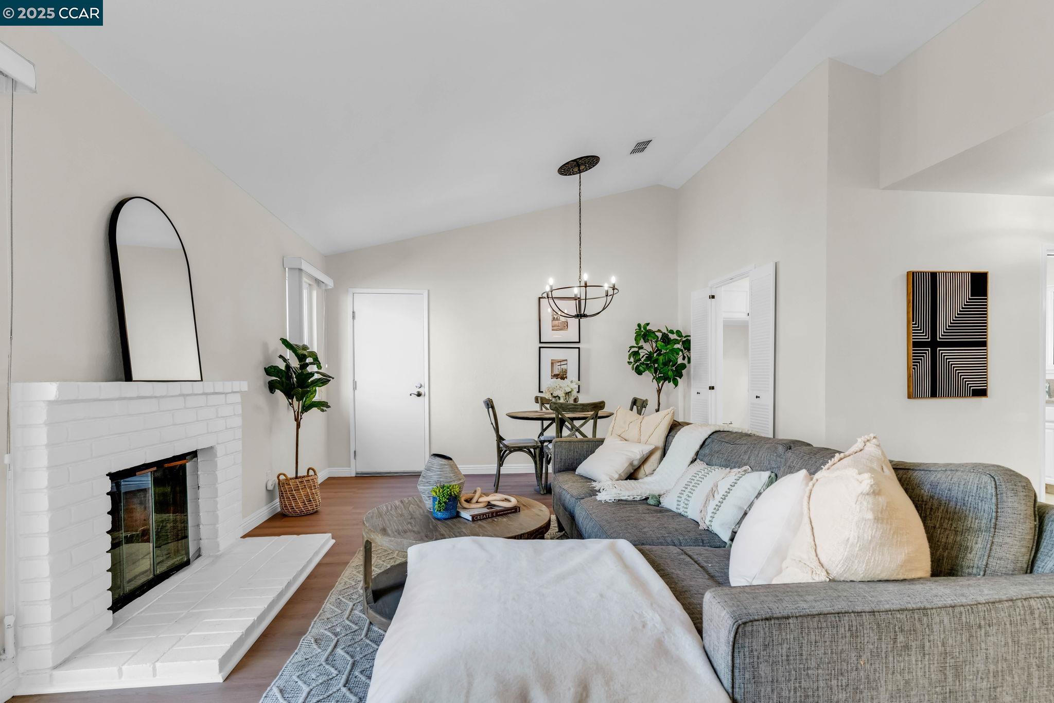 Detail Gallery Image 3 of 37 For 7 Clark Creek Circle, Clayton,  CA 94517-1627 - 3 Beds | 2 Baths