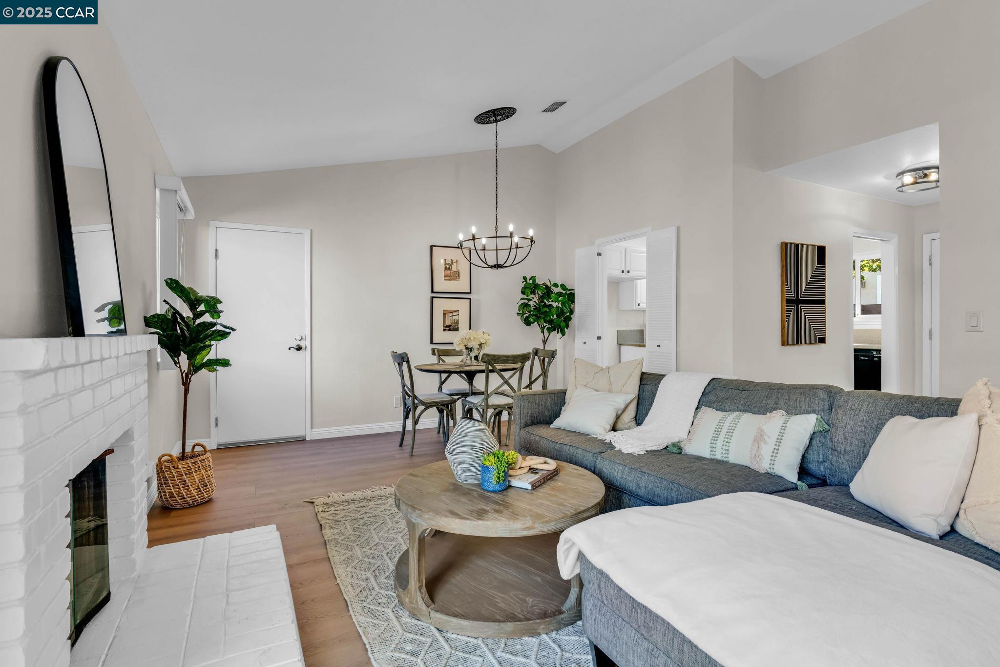 Detail Gallery Image 4 of 37 For 7 Clark Creek Circle, Clayton,  CA 94517-1627 - 3 Beds | 2 Baths