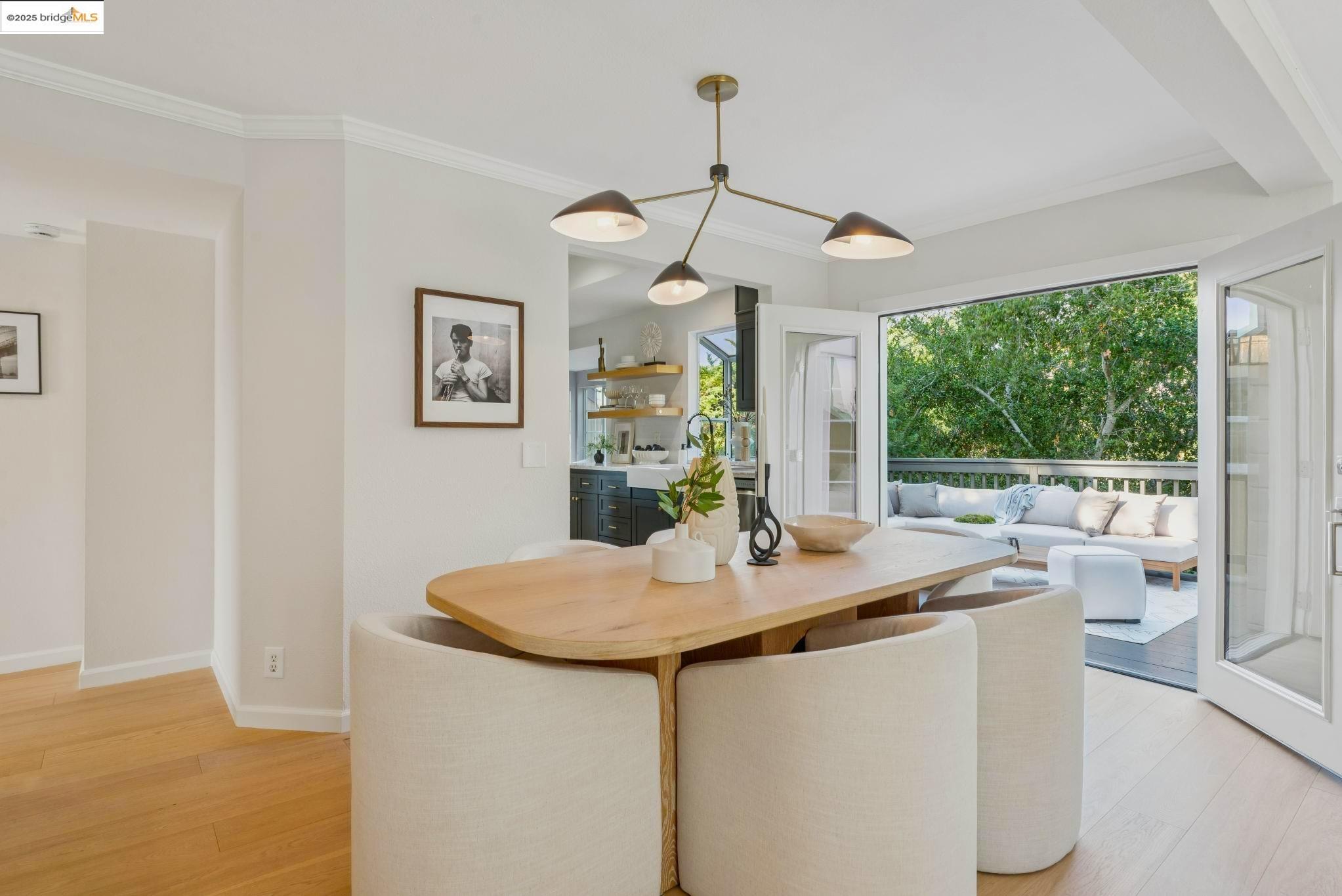 Detail Gallery Image 11 of 56 For 1942 Leimert Blvd, Oakland,  CA 94602 - 3 Beds | 3 Baths