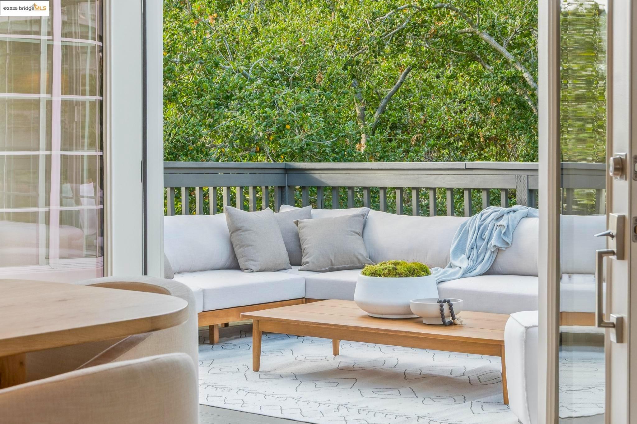 Detail Gallery Image 12 of 56 For 1942 Leimert Blvd, Oakland,  CA 94602 - 3 Beds | 3 Baths