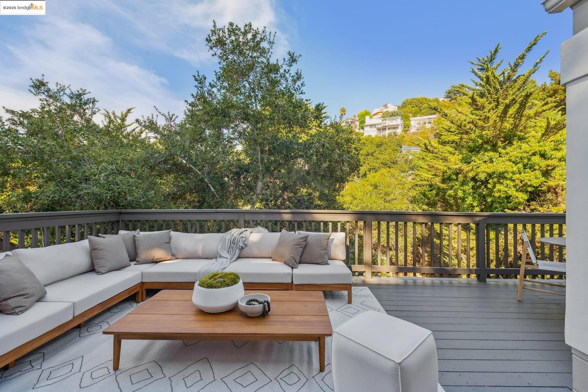 Detail Gallery Image 14 of 56 For 1942 Leimert Blvd, Oakland,  CA 94602 - 3 Beds | 3 Baths