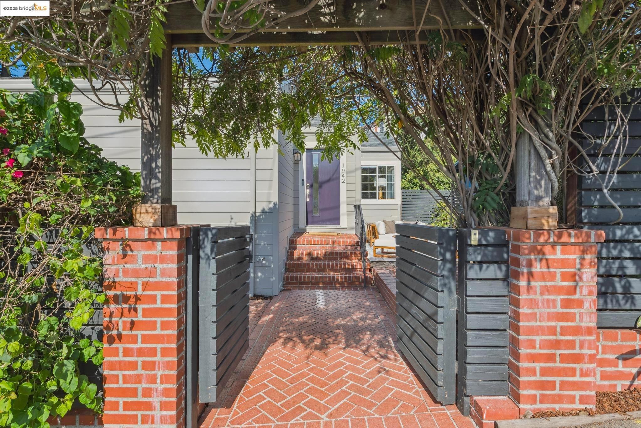 Detail Gallery Image 4 of 56 For 1942 Leimert Blvd, Oakland,  CA 94602 - 3 Beds | 3 Baths