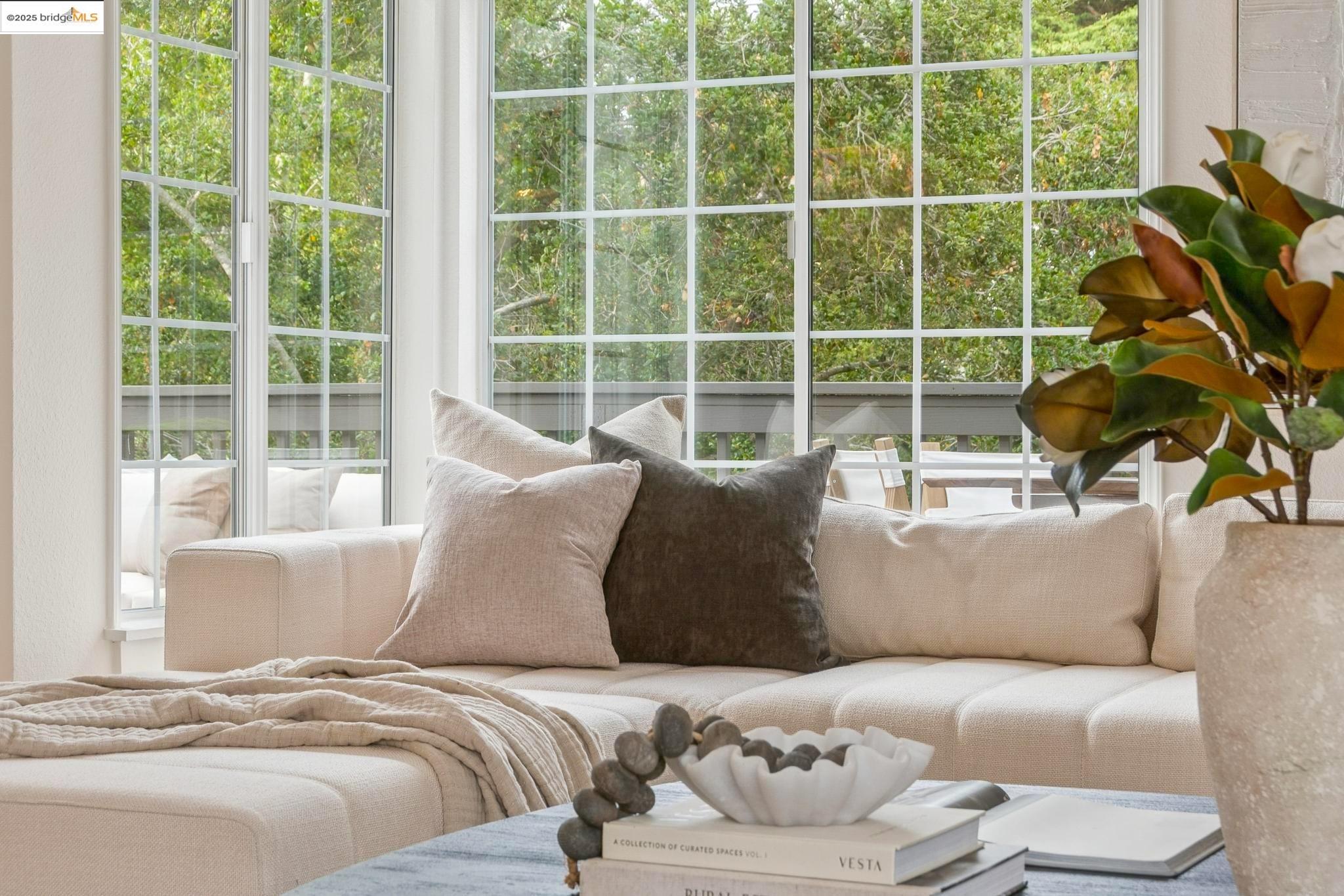 Detail Gallery Image 8 of 56 For 1942 Leimert Blvd, Oakland,  CA 94602 - 3 Beds | 3 Baths