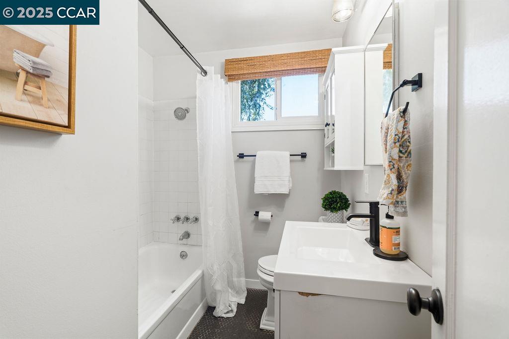 Detail Gallery Image 13 of 41 For 15 Buena Vista, Benicia,  CA 94510 - 3 Beds | 1/1 Baths