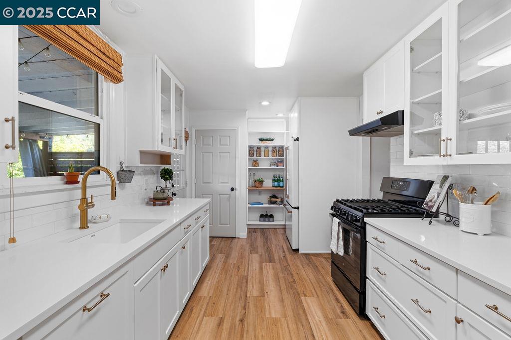 Detail Gallery Image 7 of 41 For 15 Buena Vista, Benicia,  CA 94510 - 3 Beds | 1/1 Baths